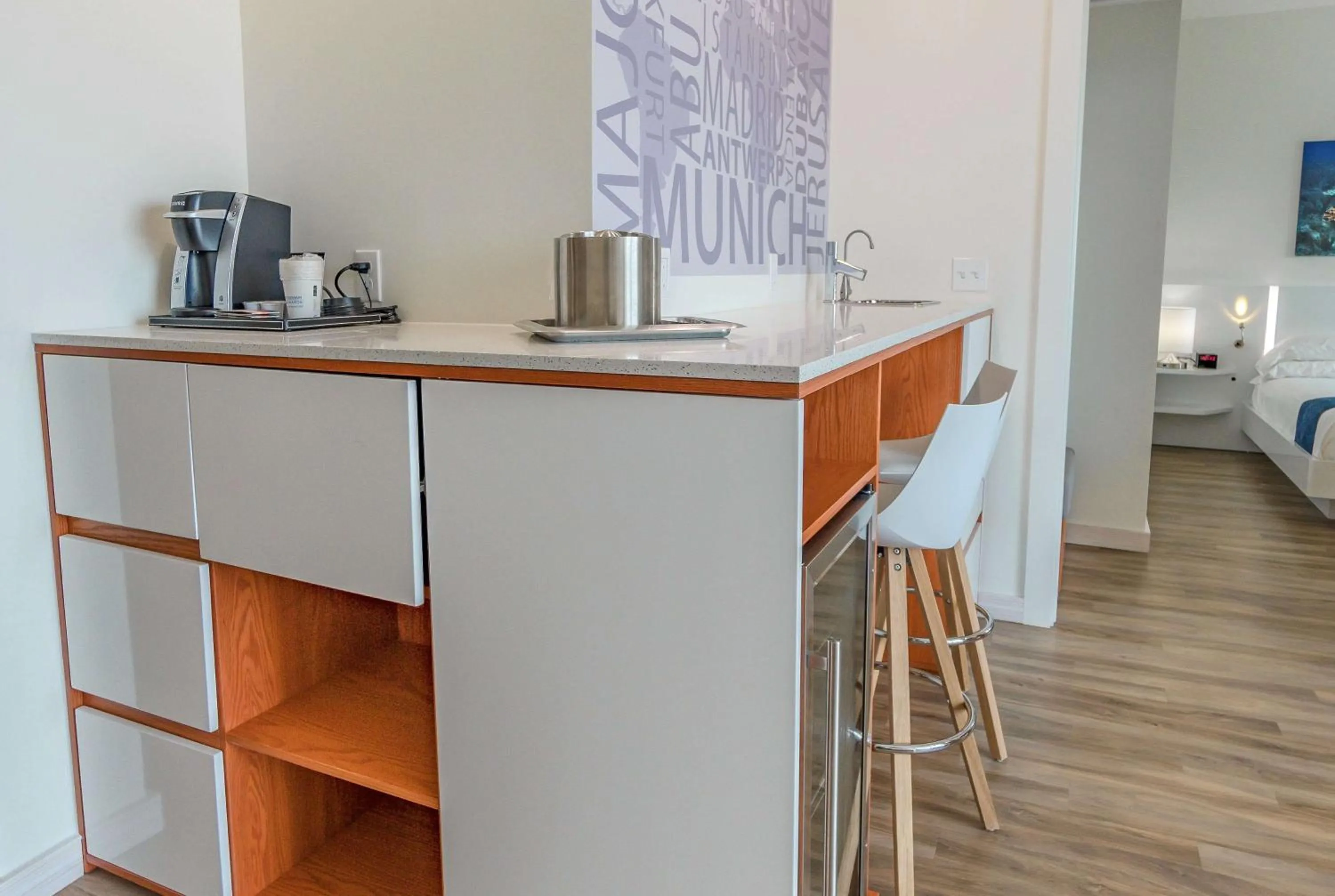 Coffee/tea facilities, Bed in Maritime Hotel Fort Lauderdale Airport & Cruiseport