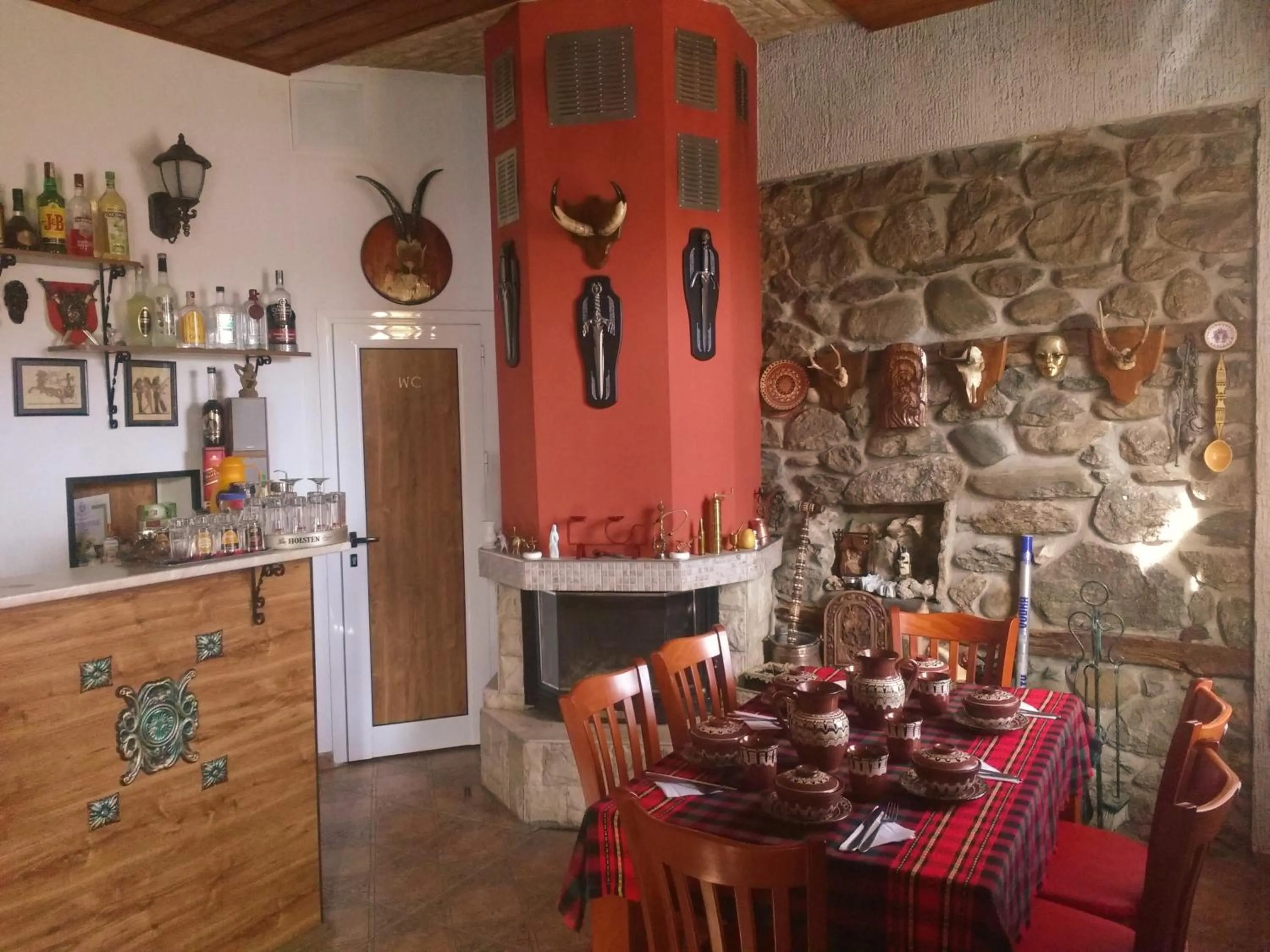 Restaurant/places to eat in Centaur Family Hotel