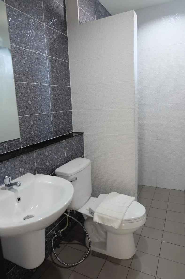 Toilet in DOS'S HOUSE