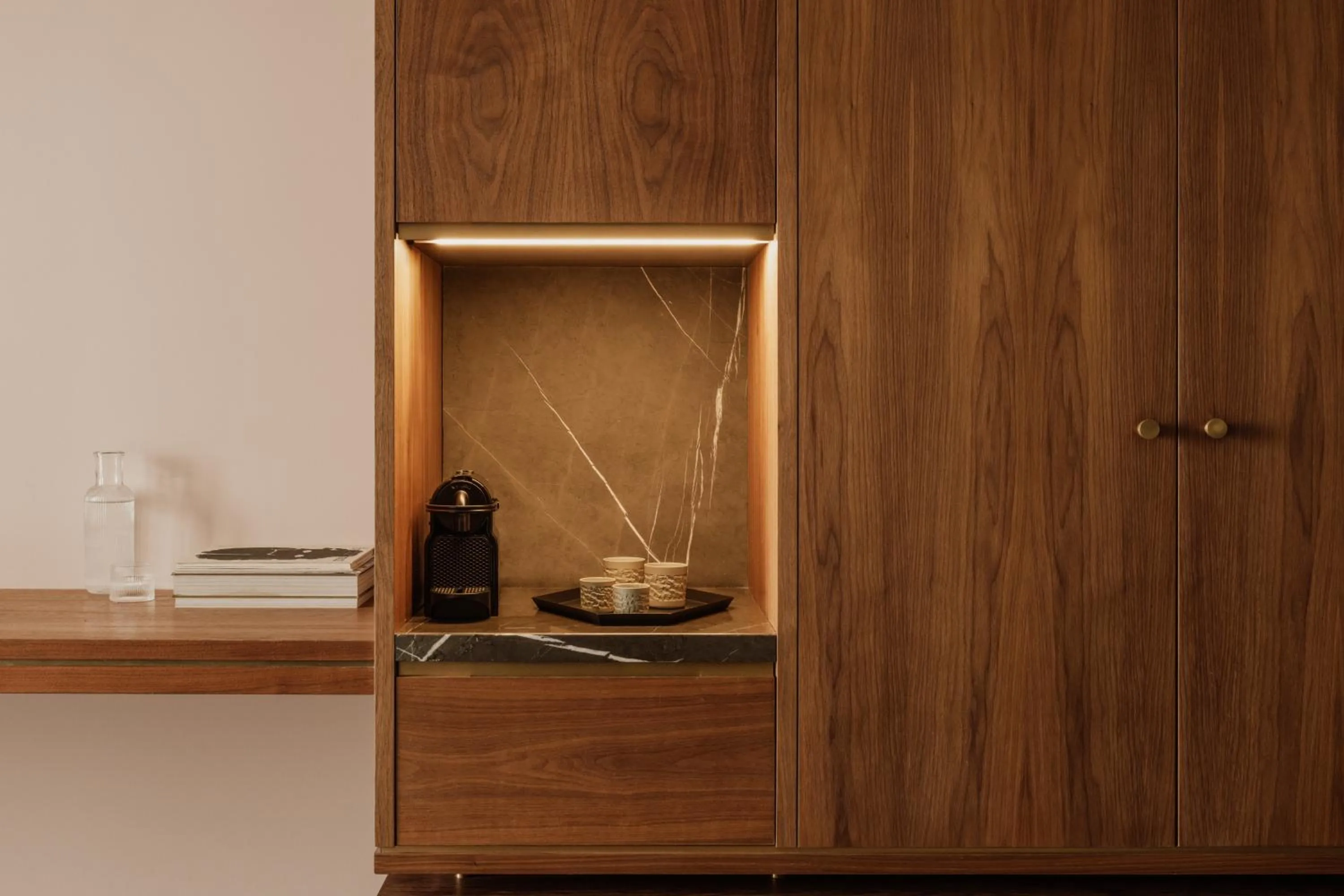 Coffee/tea facilities in Perianth Hotel, a Member of Design Hotels