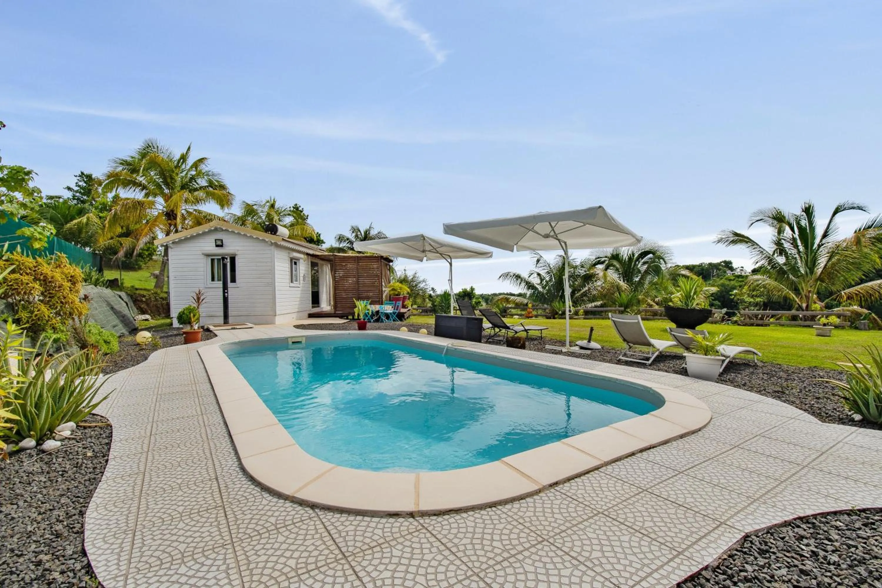Bungalow charmant à Petit Bourg avec piscine partagée