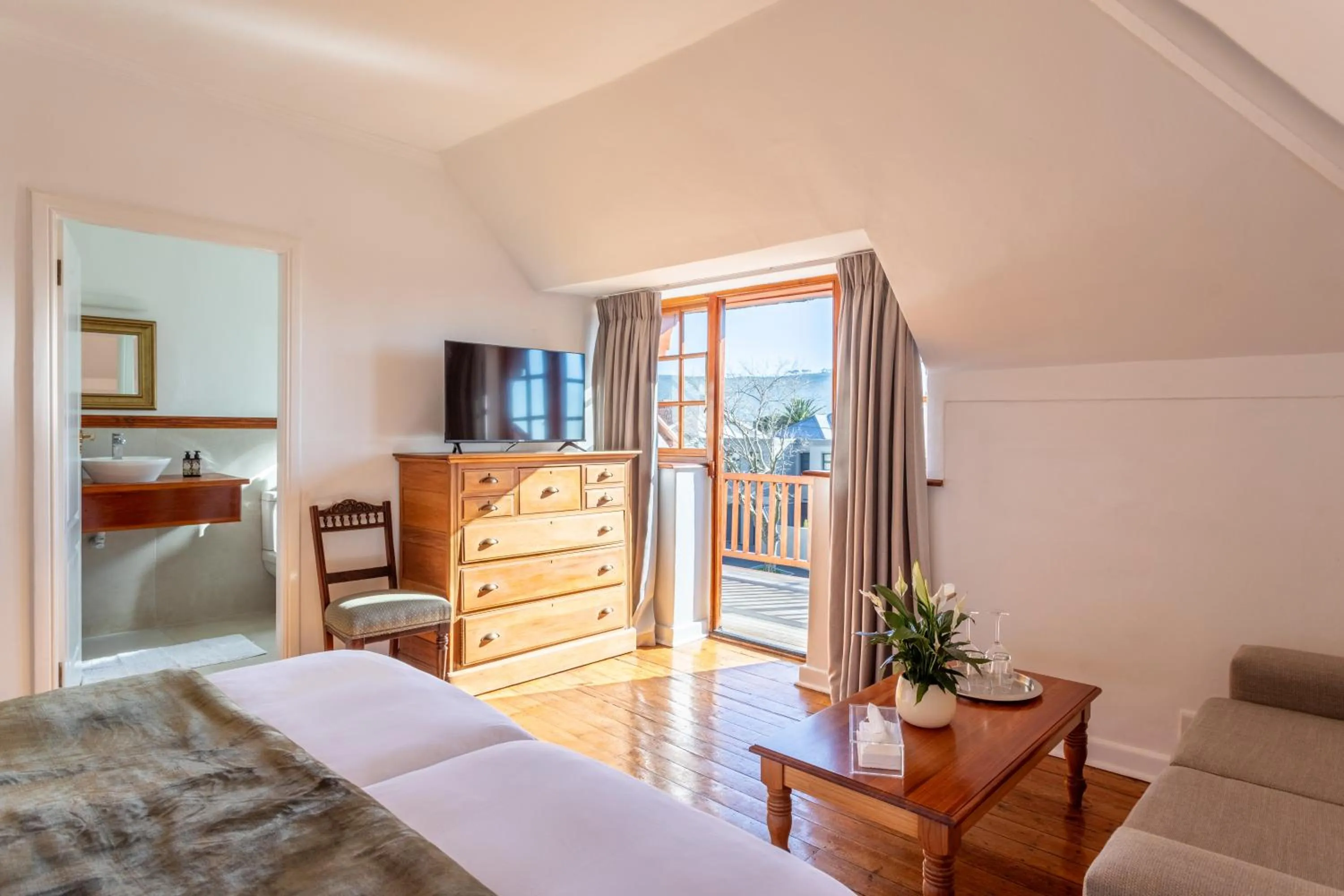 Photo of the whole room, Bed in Acorn House