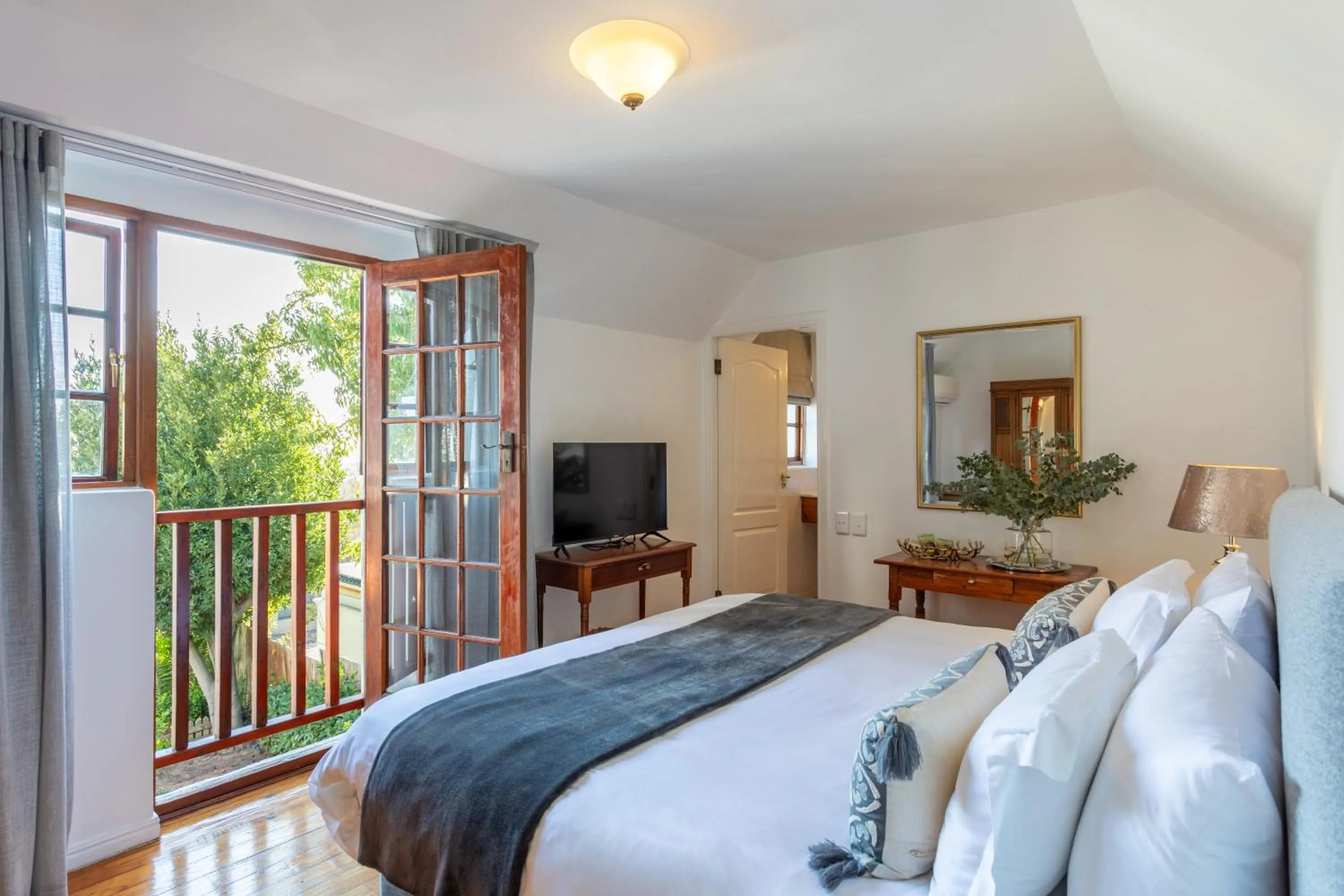 Photo of the whole room, Bed in Acorn House