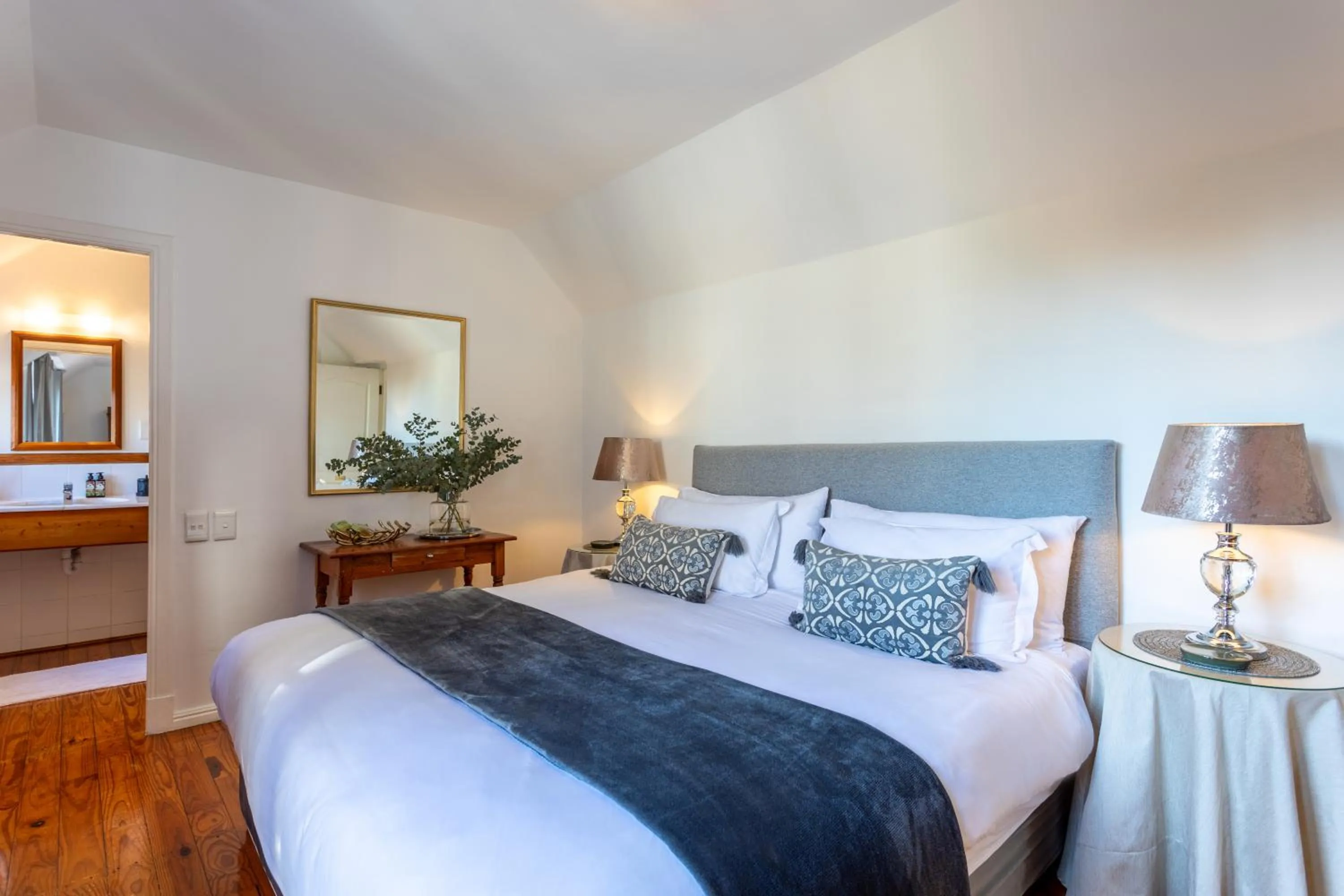 Photo of the whole room, Bed in Acorn House