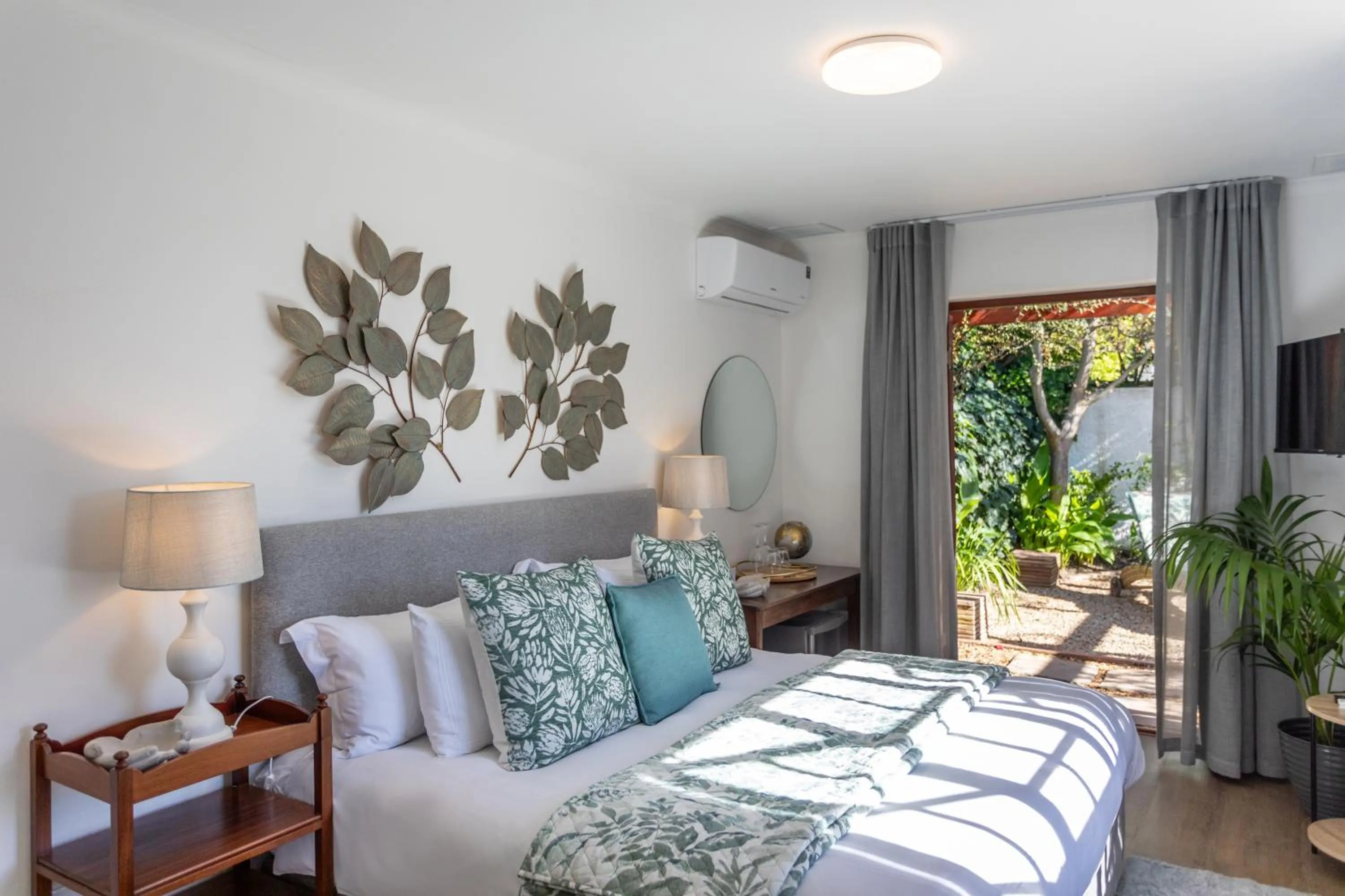 Photo of the whole room, Bed in Acorn House