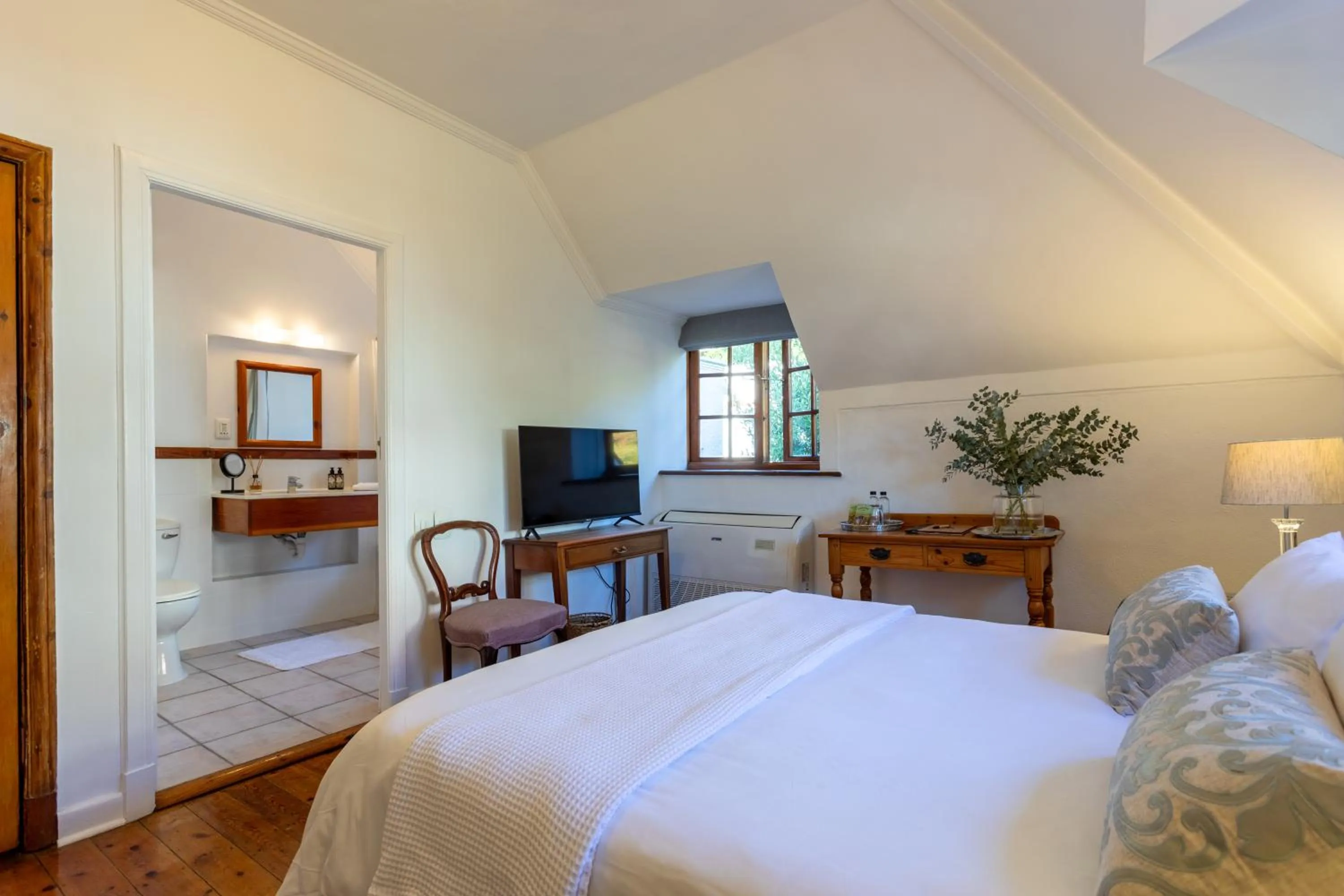 Photo of the whole room, Bed in Acorn House