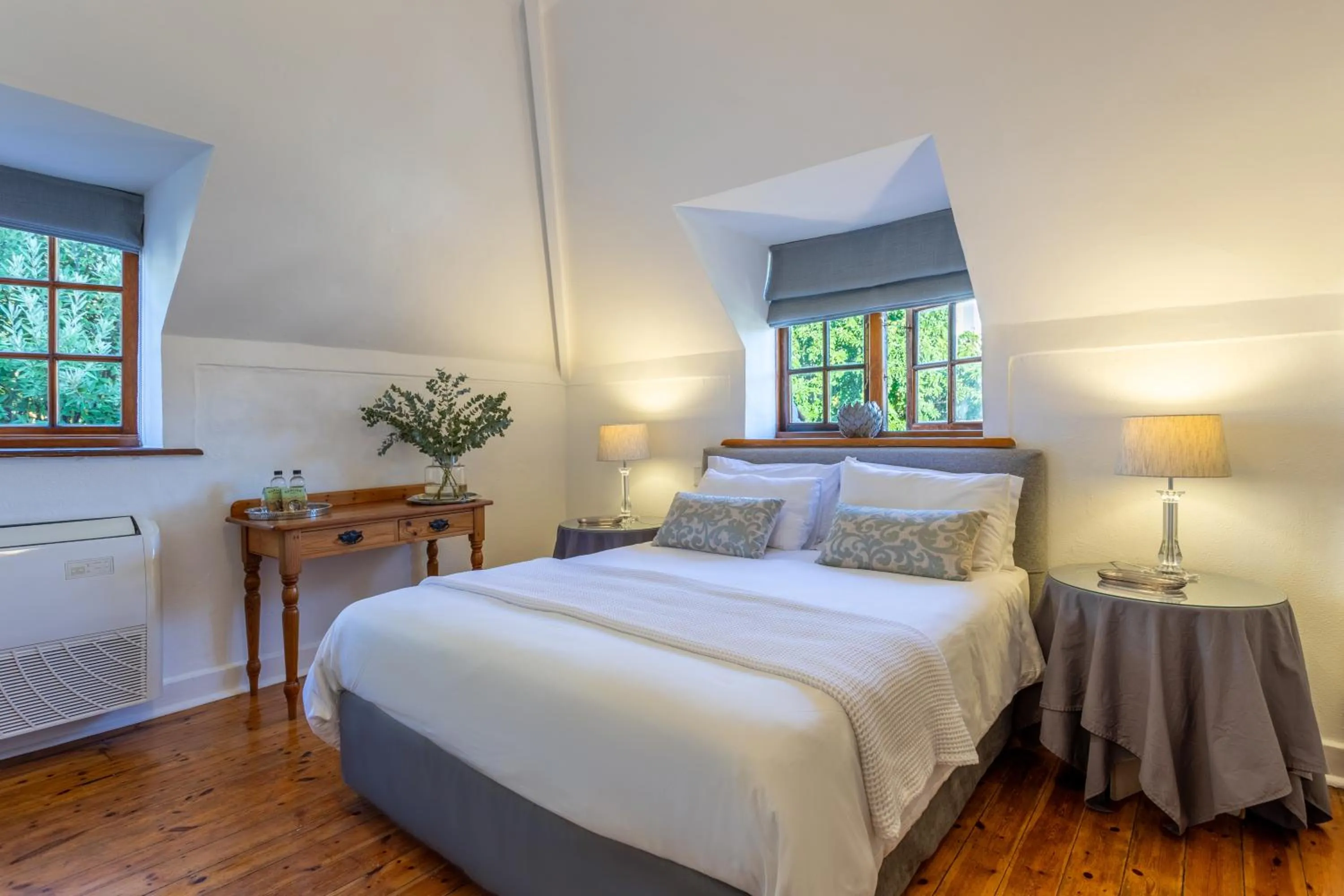 Photo of the whole room, Bed in Acorn House