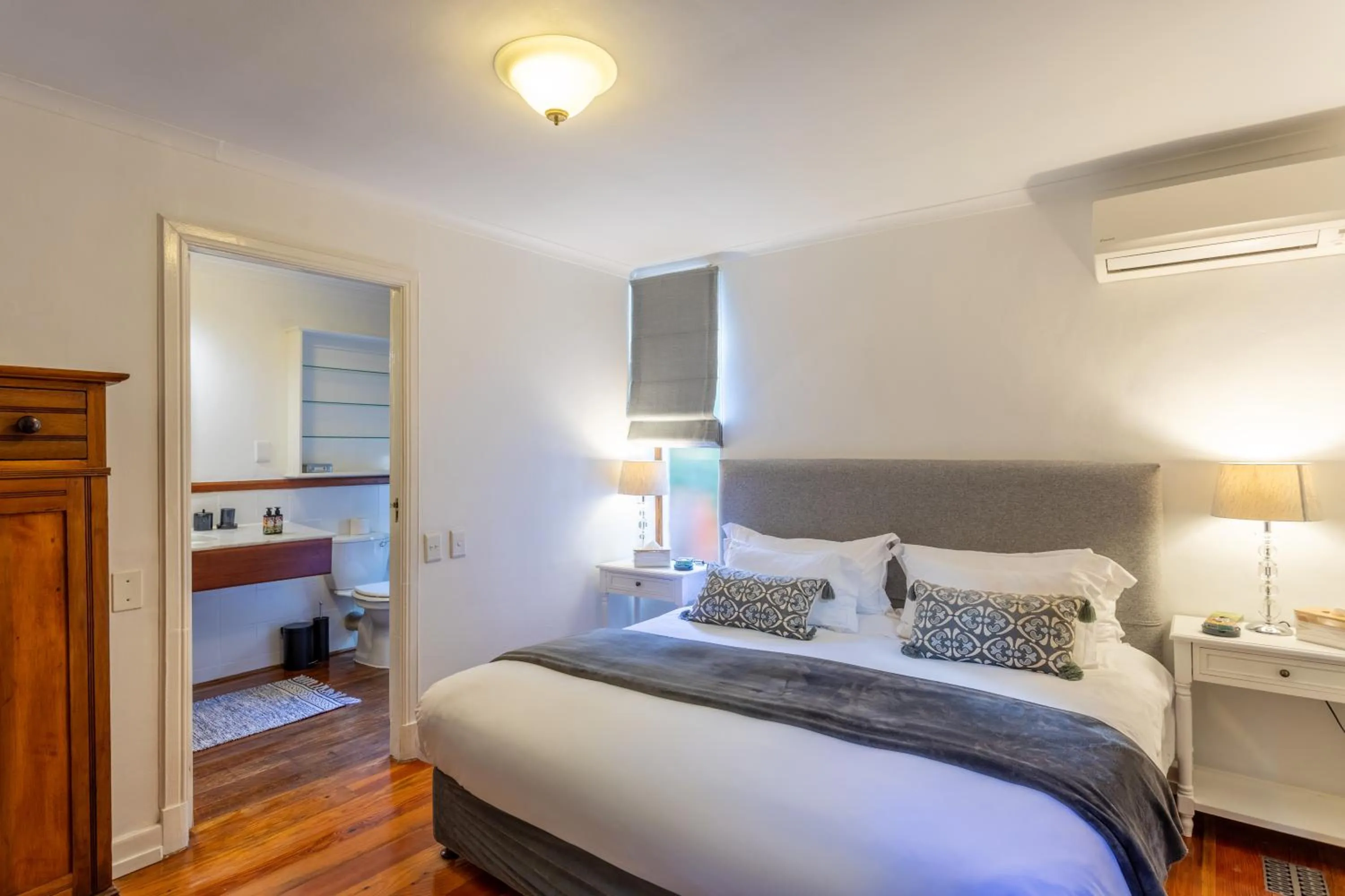 Photo of the whole room, Bed in Acorn House