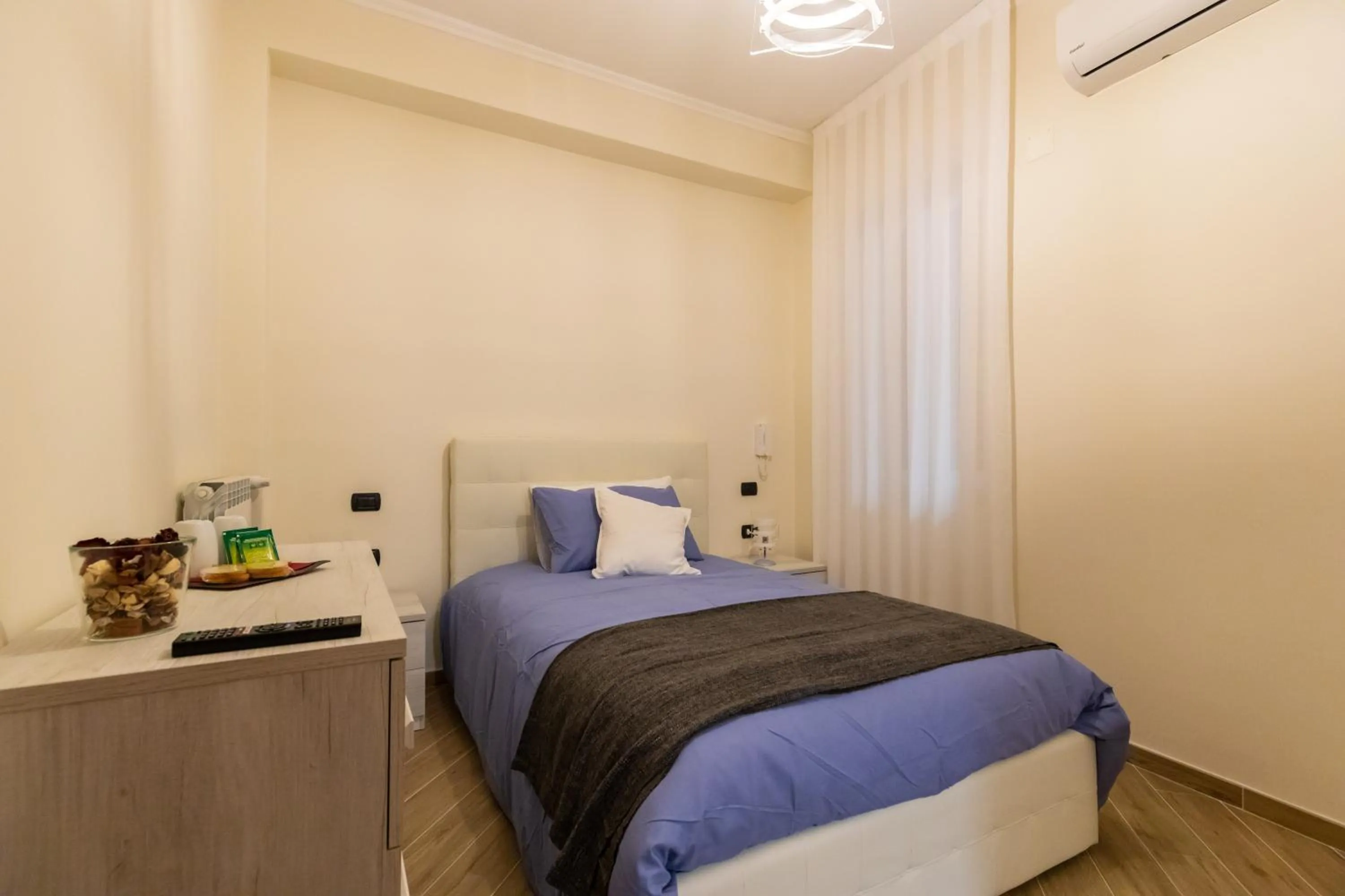 Photo of the whole room, Bed in Napoli d'Amare B&B