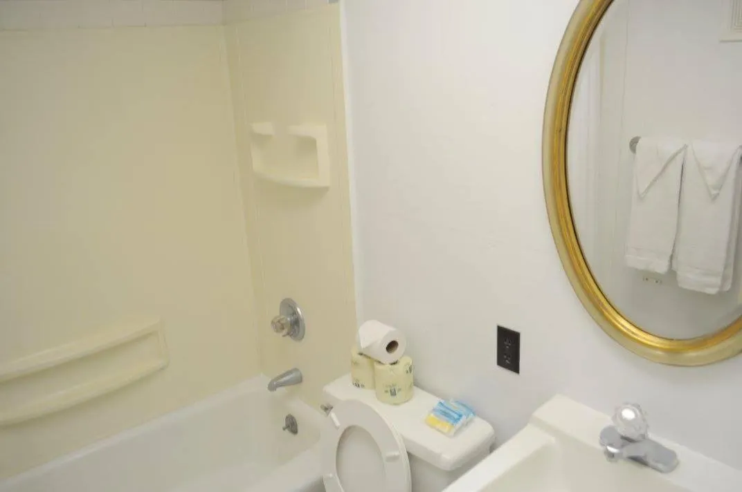 Bathroom in Islander Motel