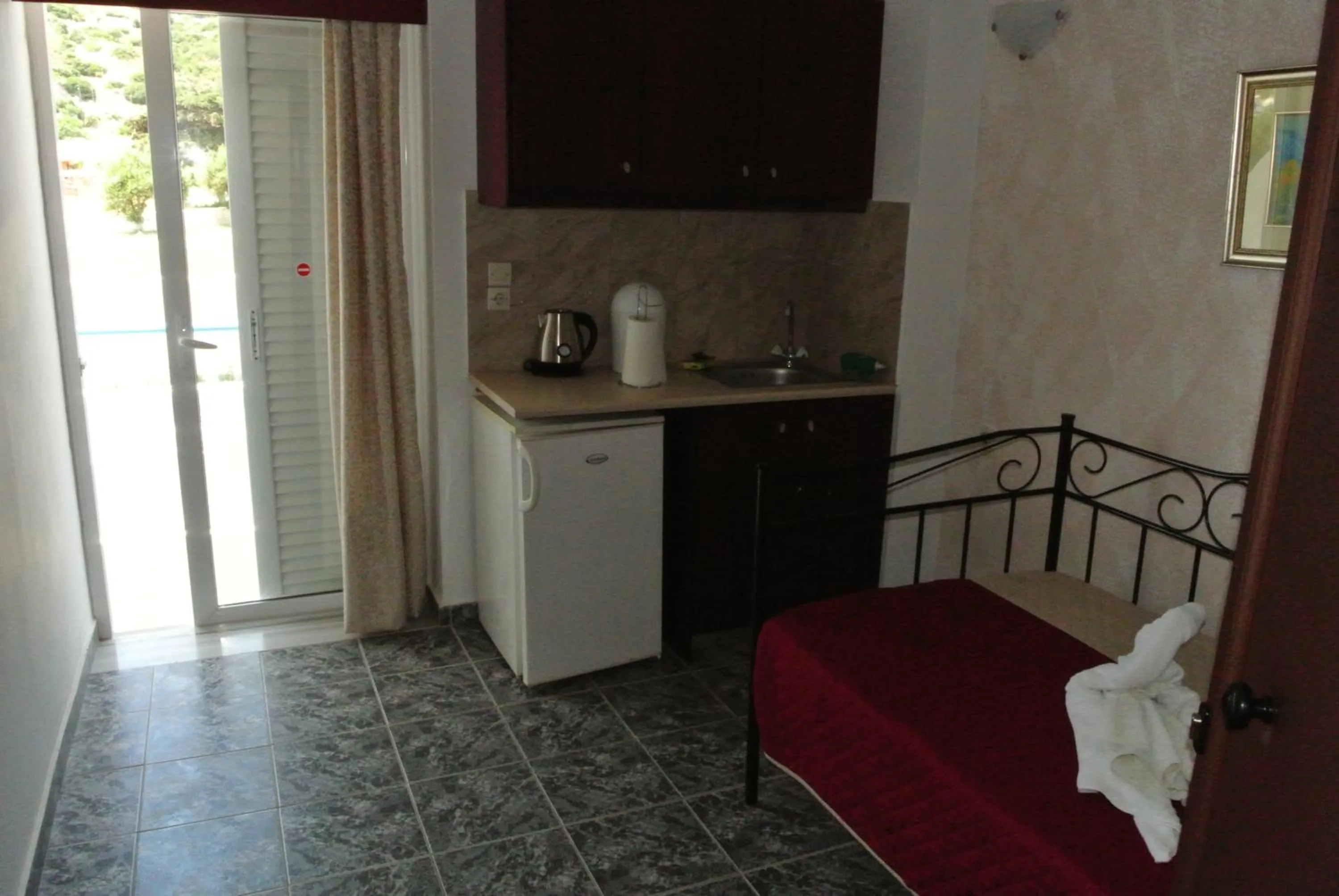 Kitchen or kitchenette, Bed in Kokalakis Hotel