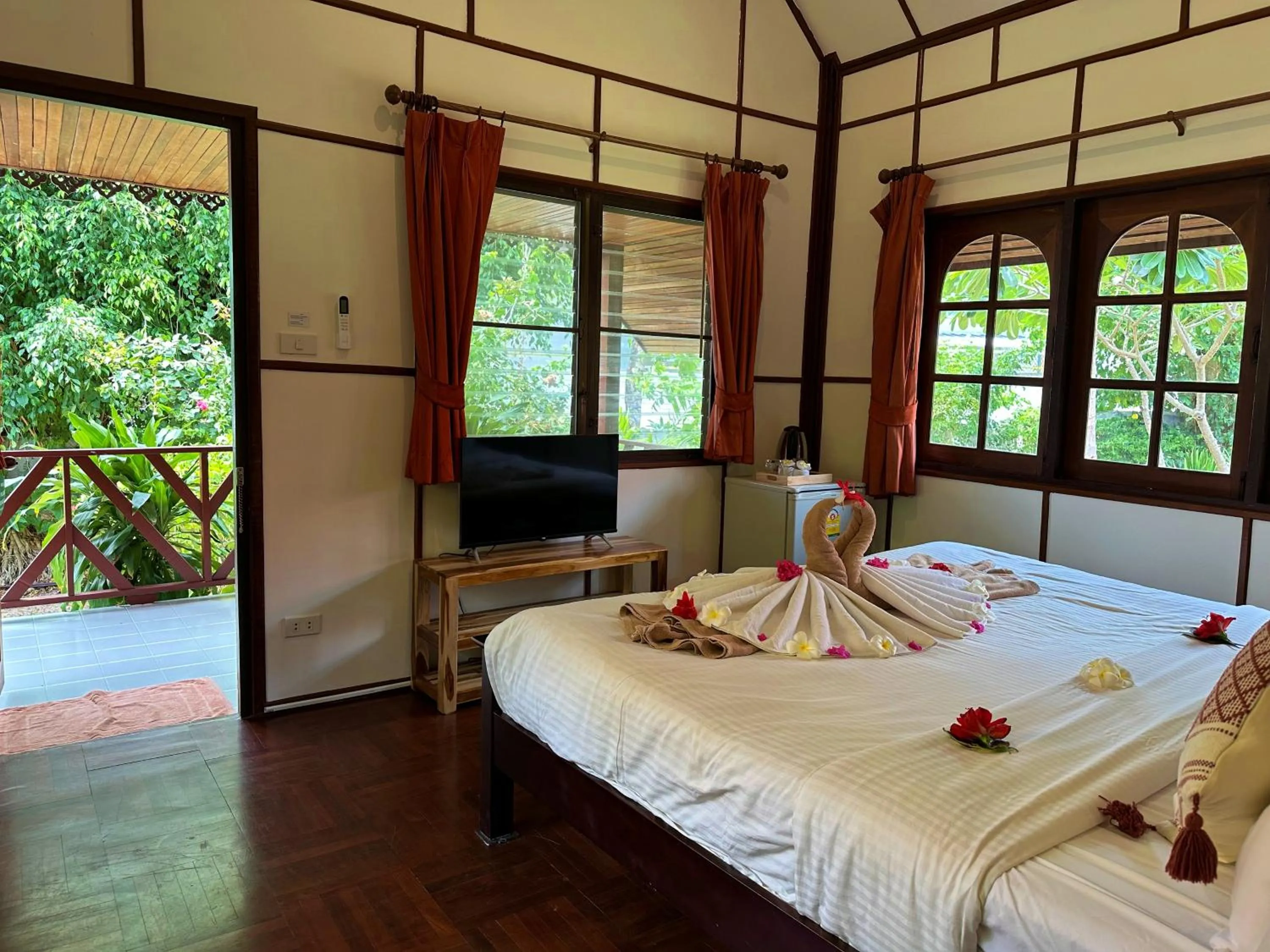 Bed in Bangrak Pier Bungalow