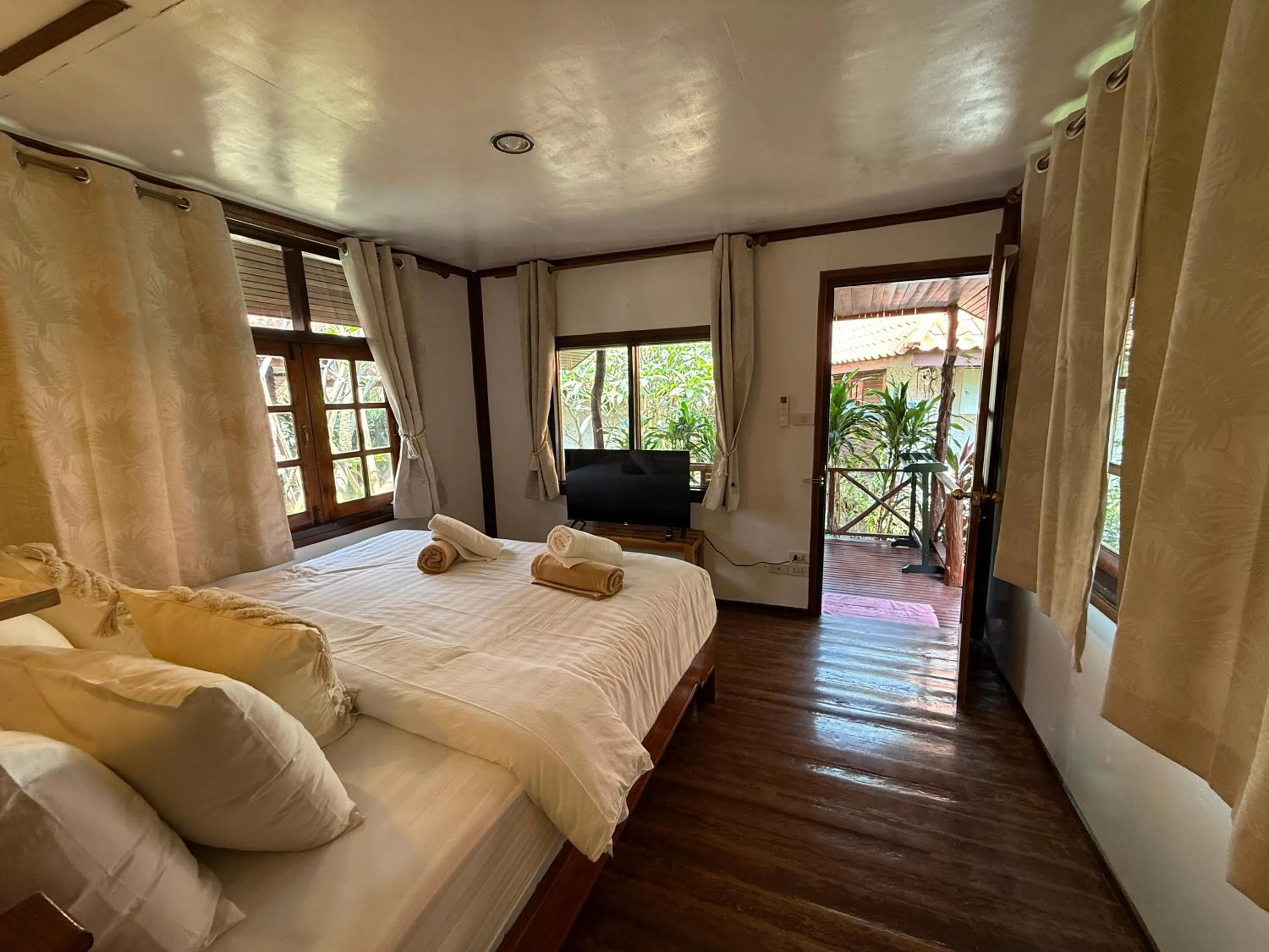 Bed in Bangrak Pier Bungalow