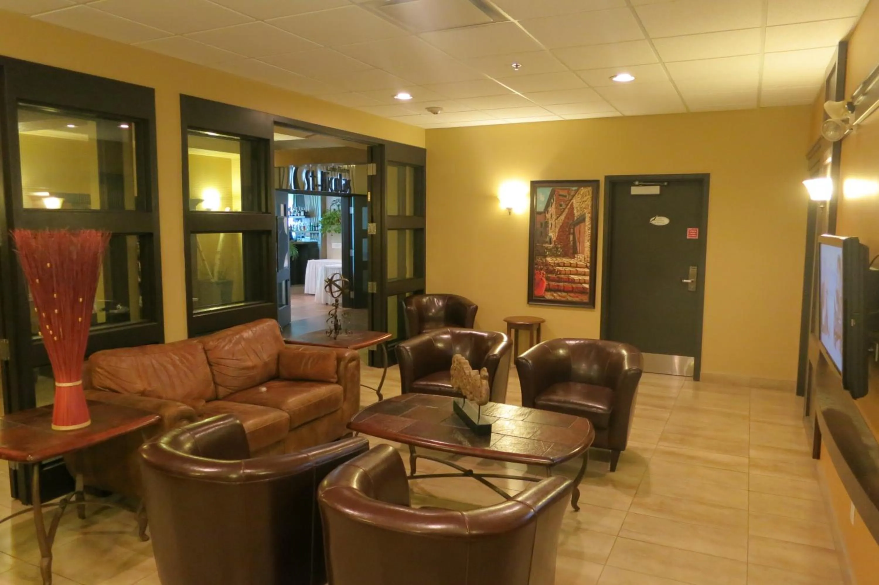 Communal lounge/ TV room in Days Inn by Wyndham Levis