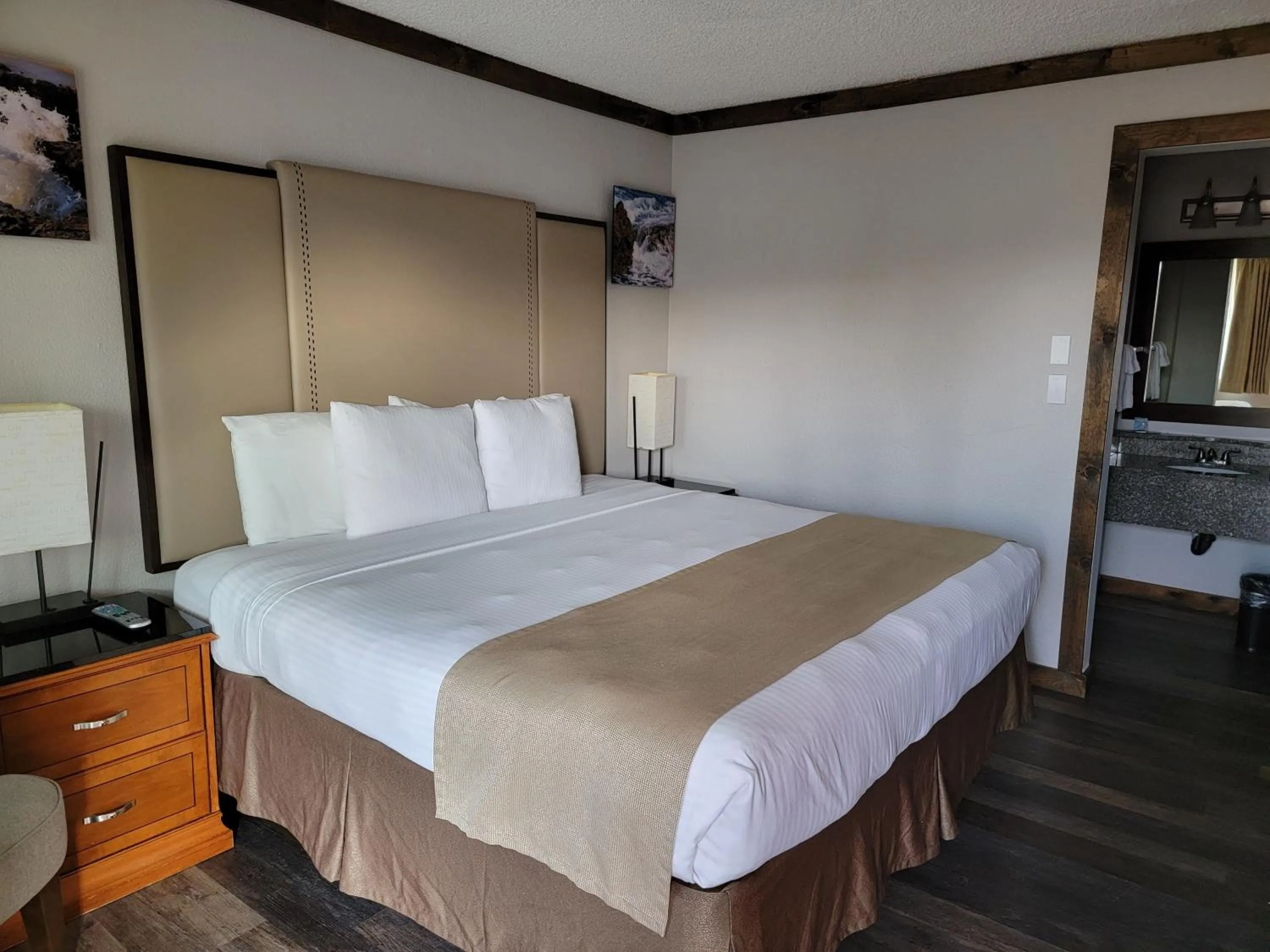 Bedroom, Bed in The Dalles Inn