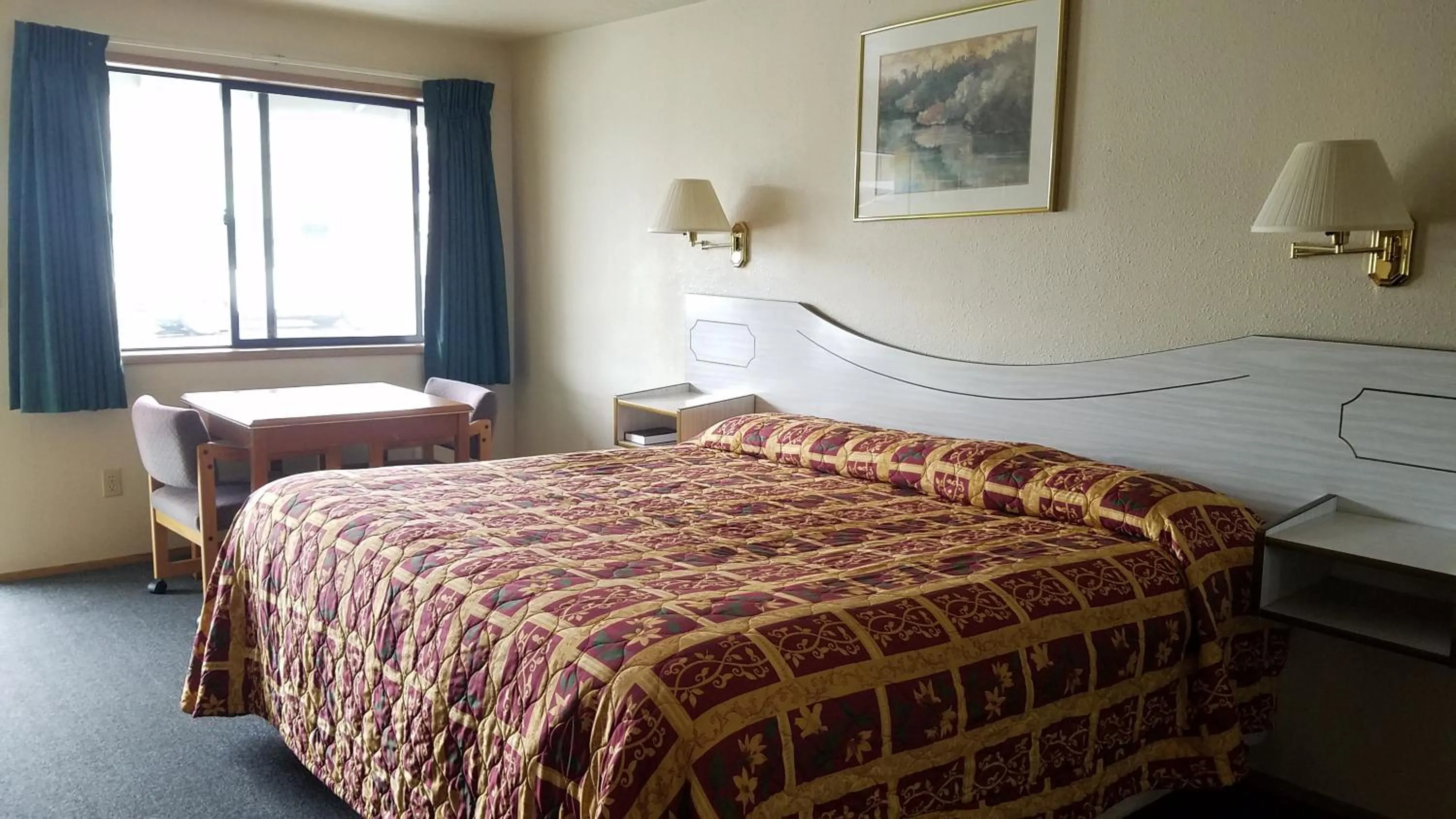 Bed in Milwaukie Inn Portland South