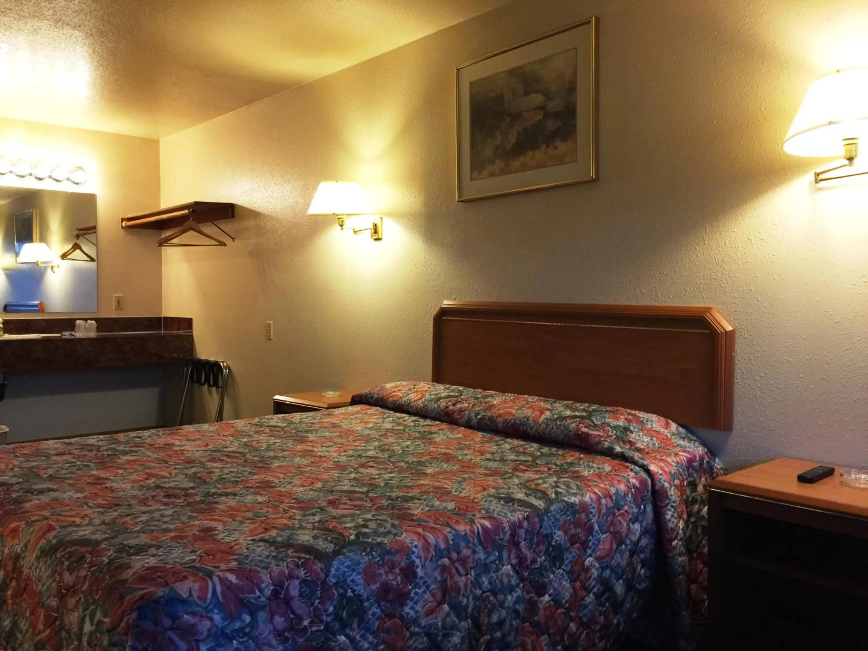 Bedroom, Bed in Milwaukie Inn Portland South