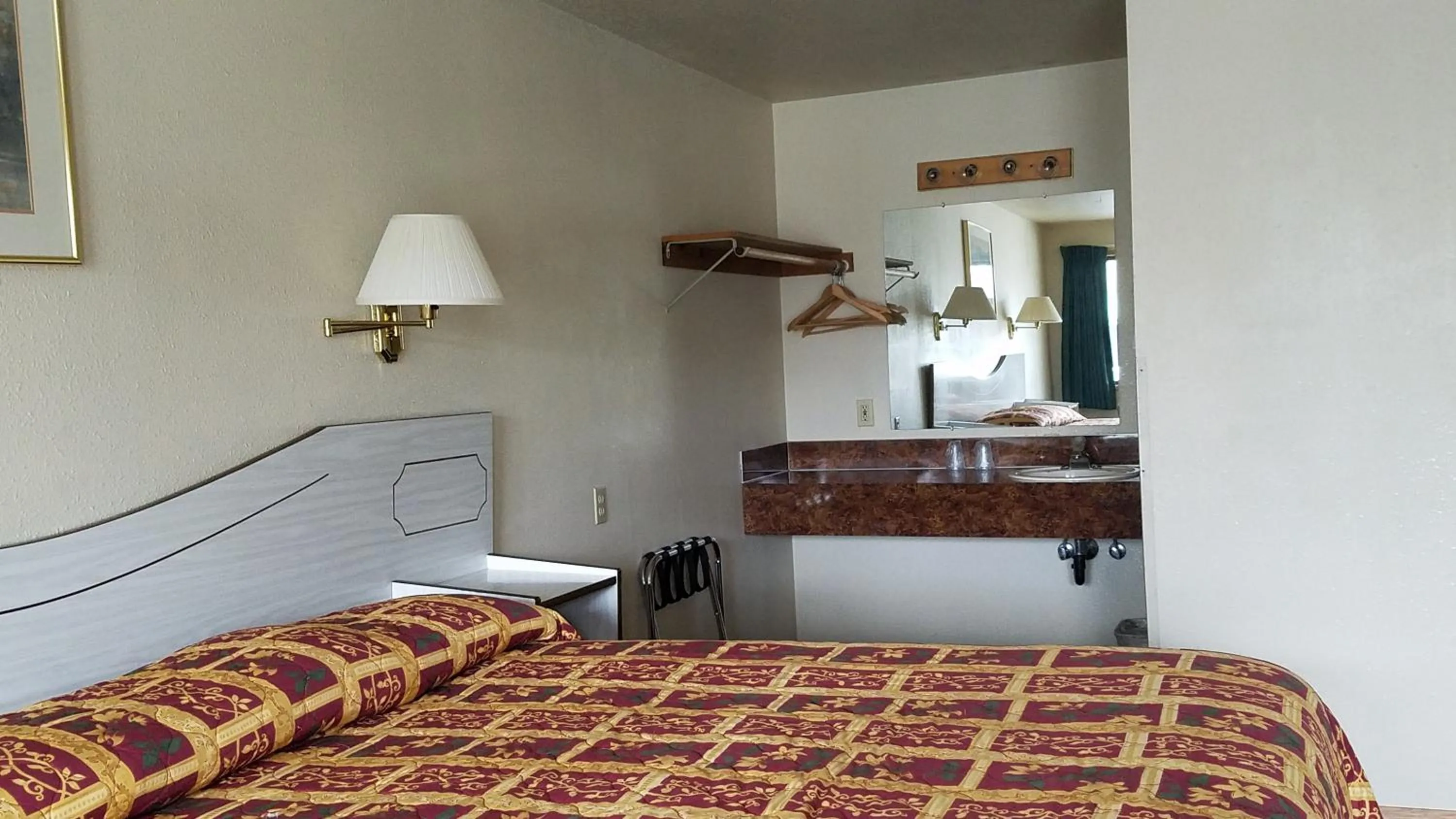 Bed in Milwaukie Inn Portland South