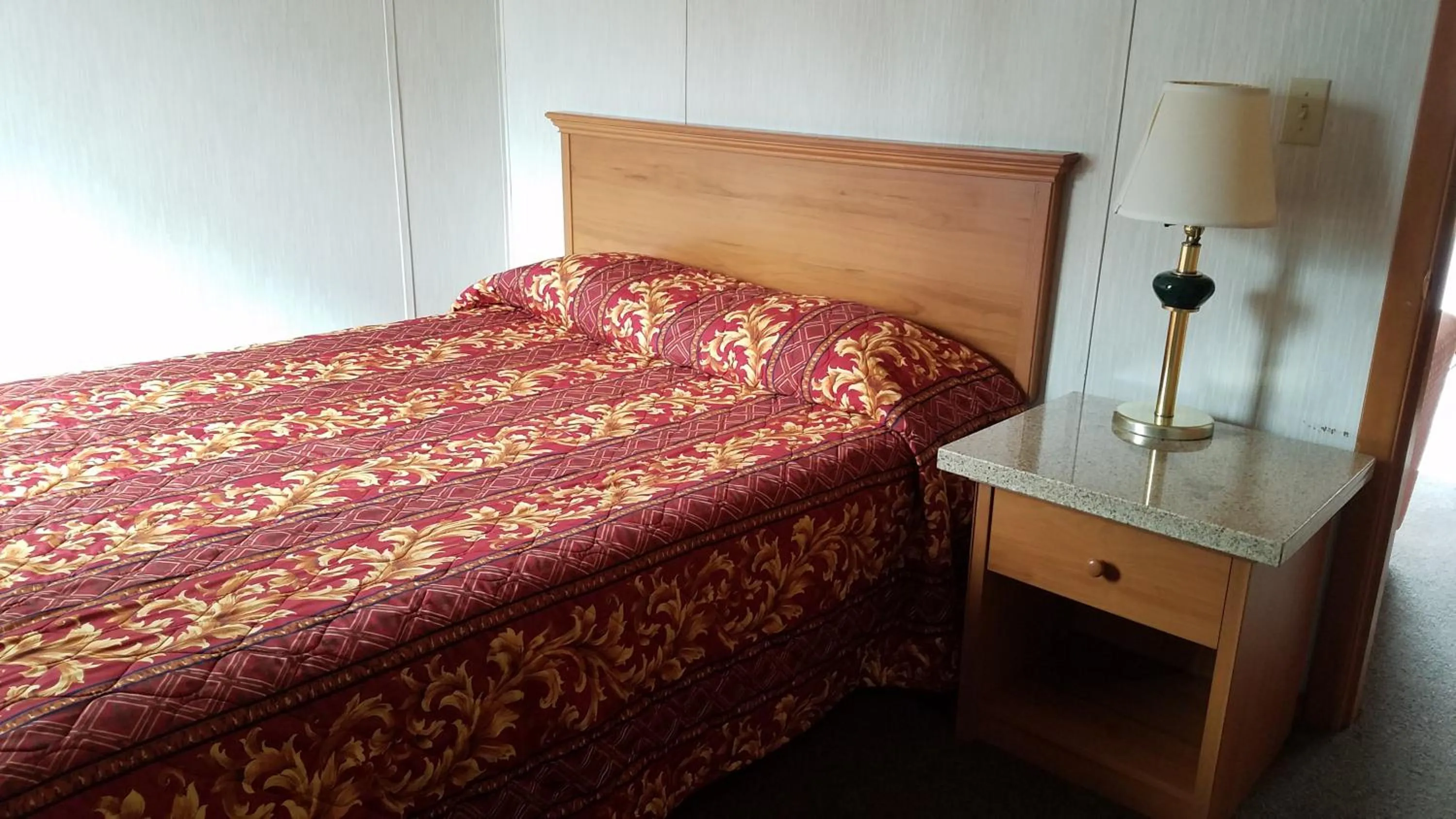 Bed in Milwaukie Inn Portland South