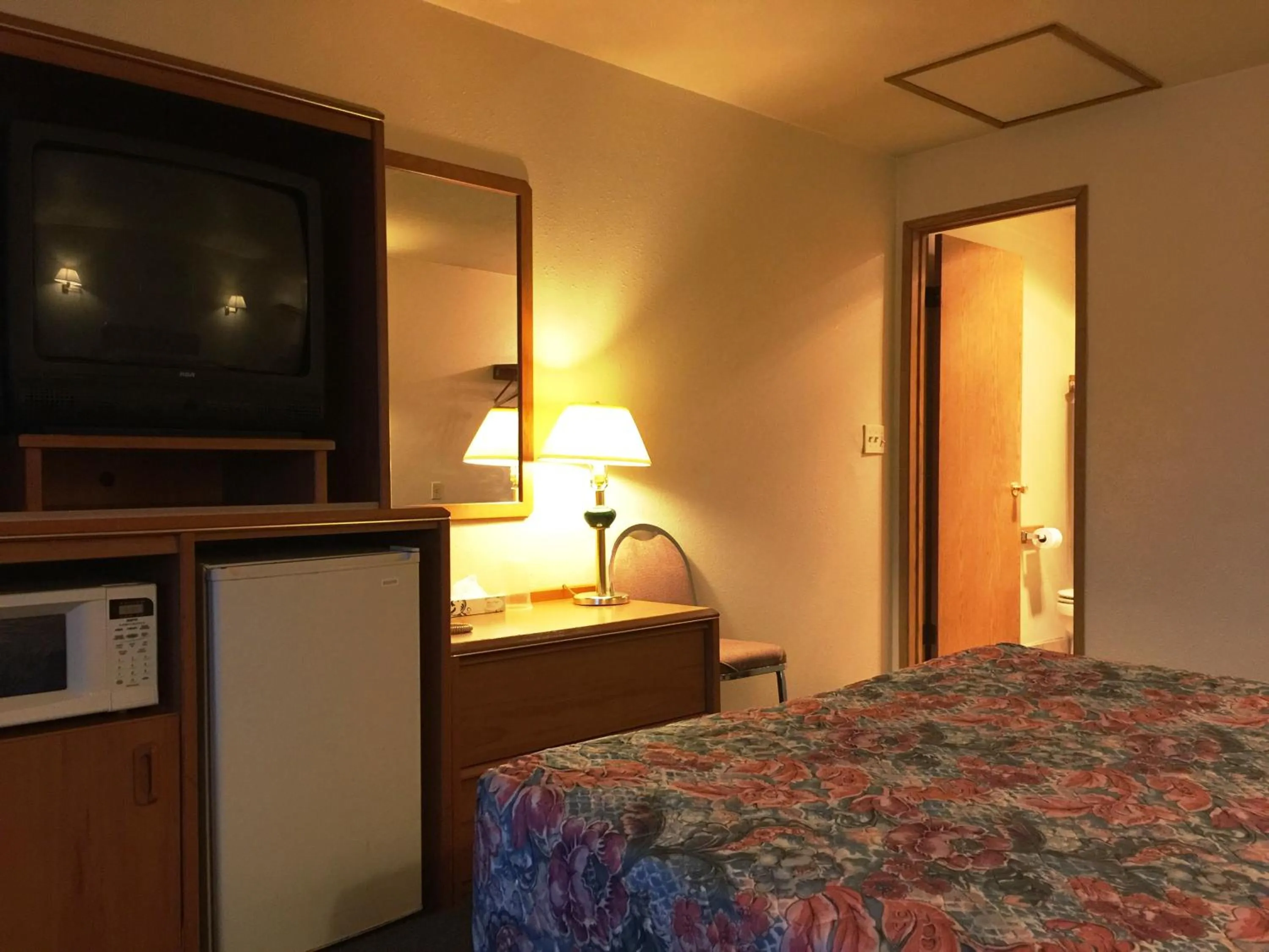 TV and multimedia, Bed in Milwaukie Inn Portland South