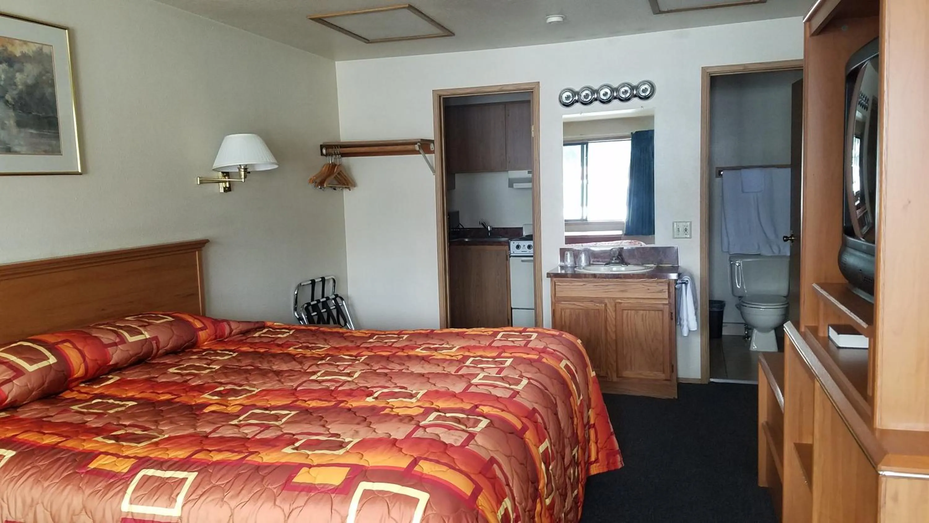 Bed in Milwaukie Inn Portland South