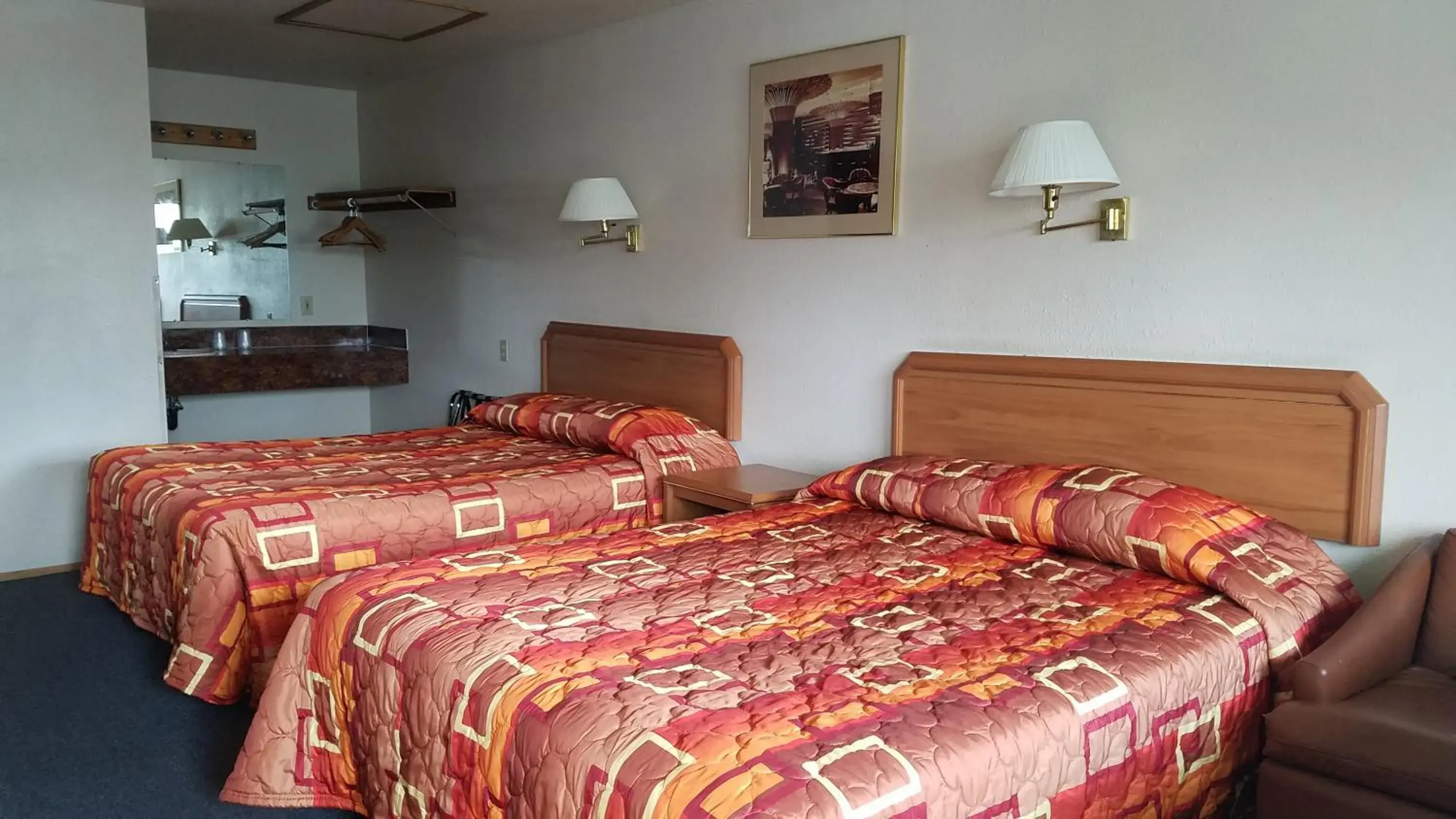 Queen Room with Two Queen Beds in Milwaukie Inn Portland South Queen Room with Two Queen Beds in Milwaukie Inn Portland South