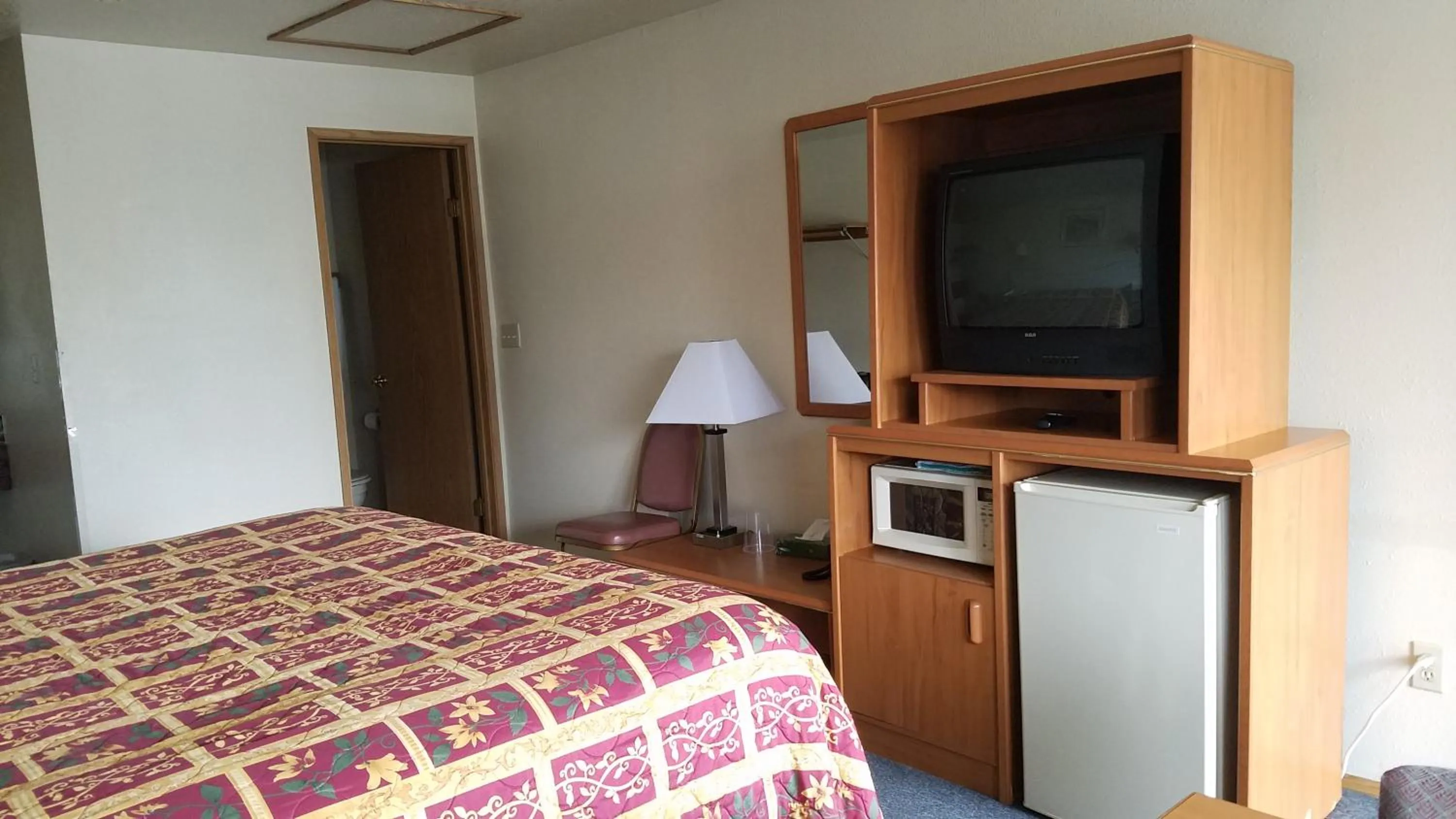 TV and multimedia, Bed in Milwaukie Inn Portland South