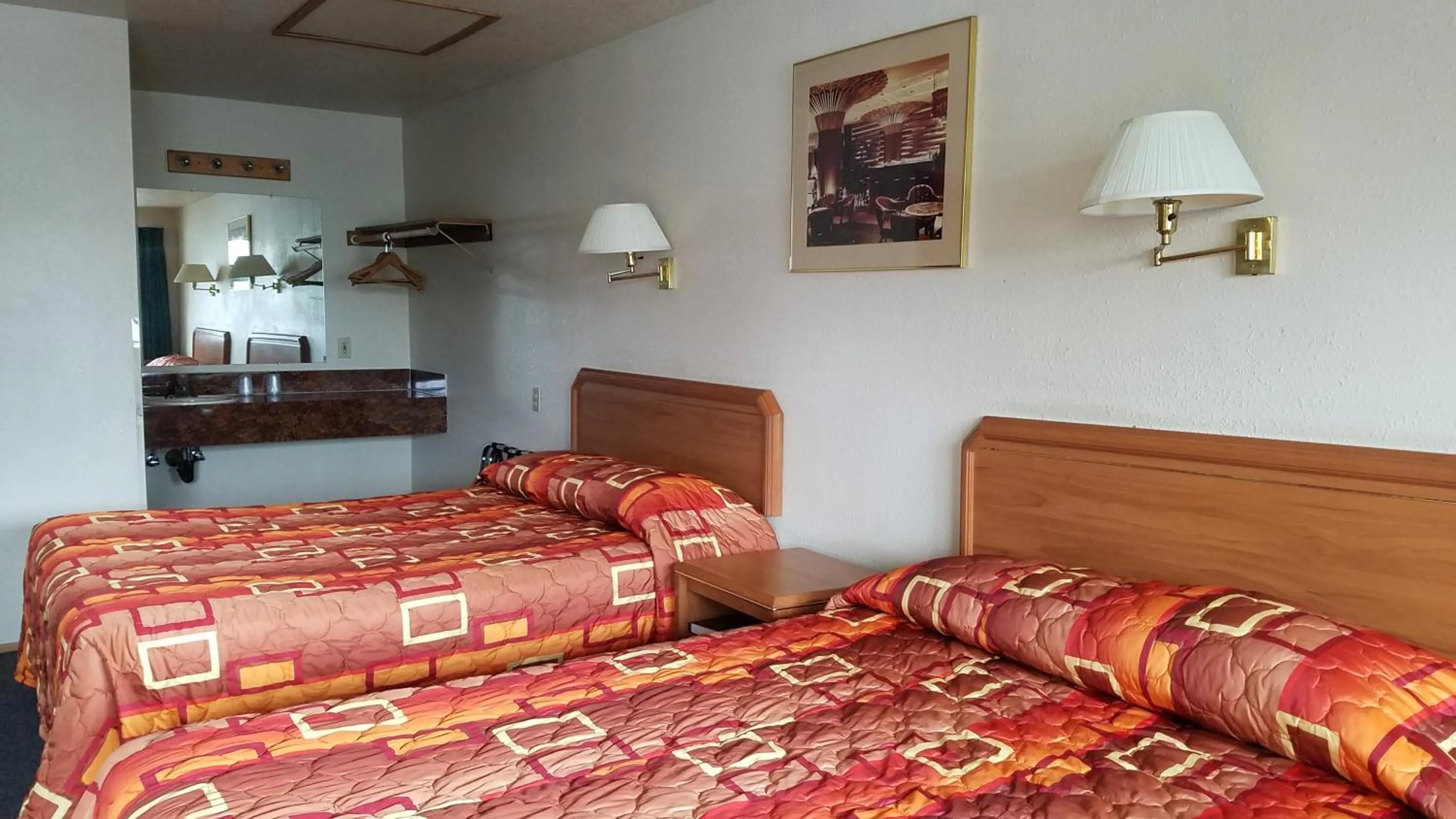 Bed in Milwaukie Inn Portland South