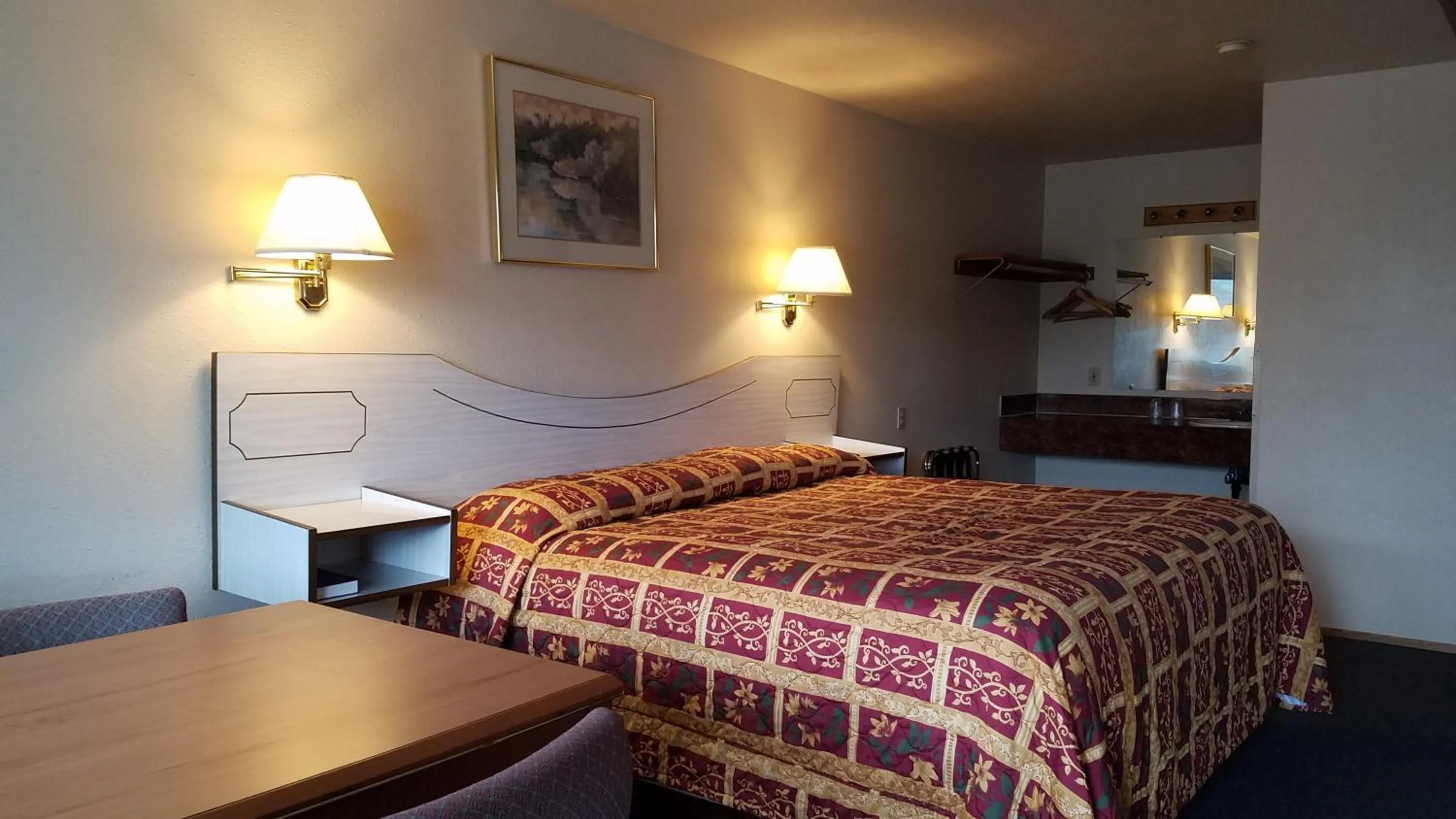 Bed in Milwaukie Inn Portland South