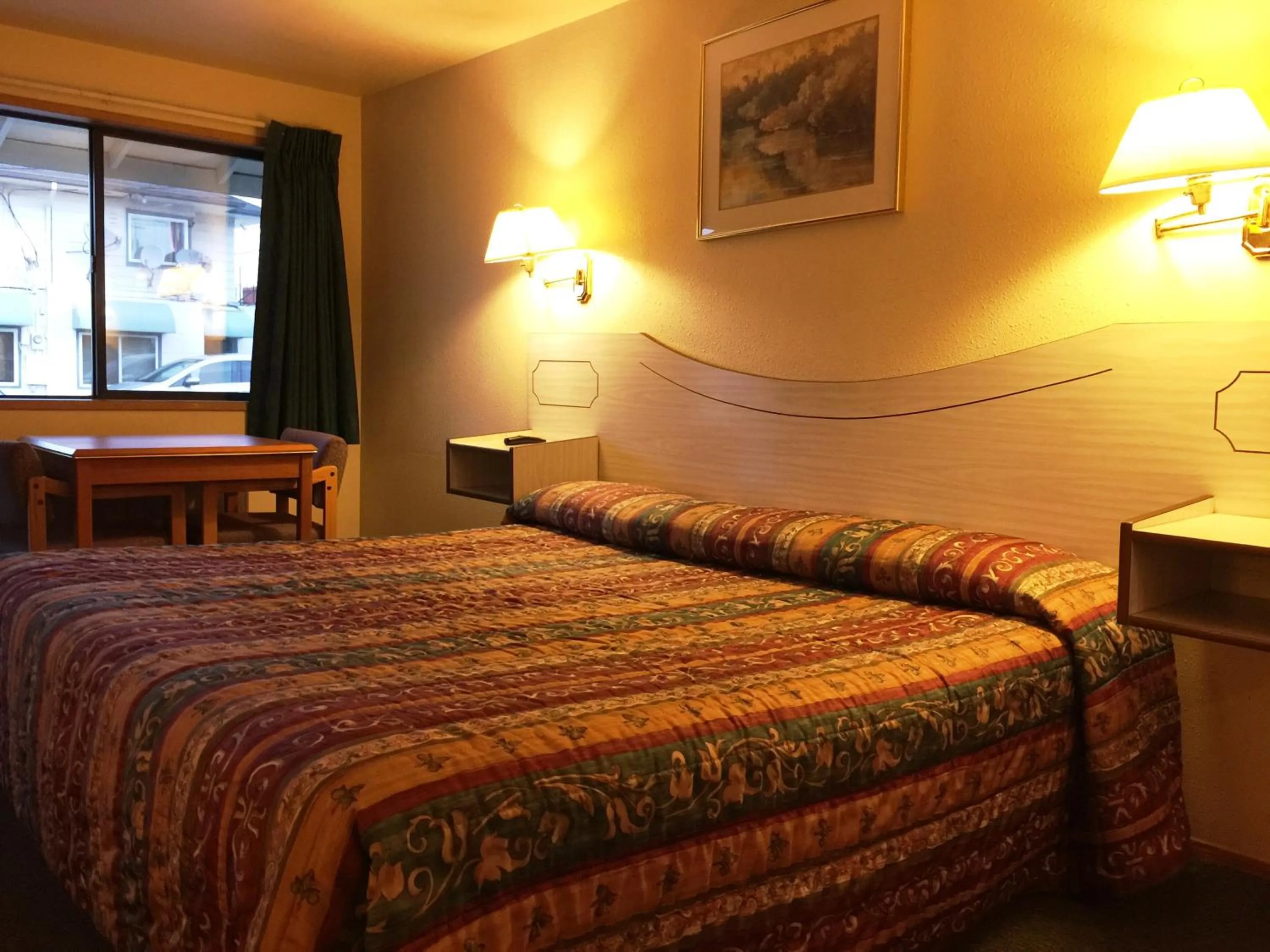 Seating area, Bed in Milwaukie Inn Portland South