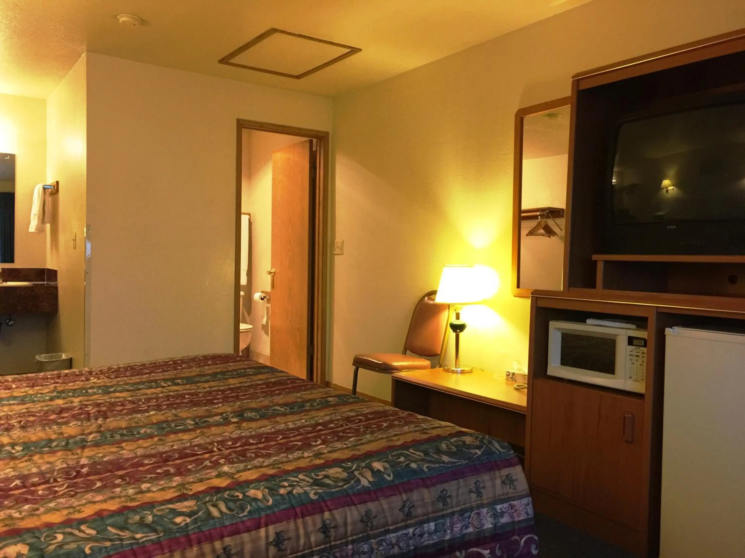 TV and multimedia, Bed in Milwaukie Inn Portland South