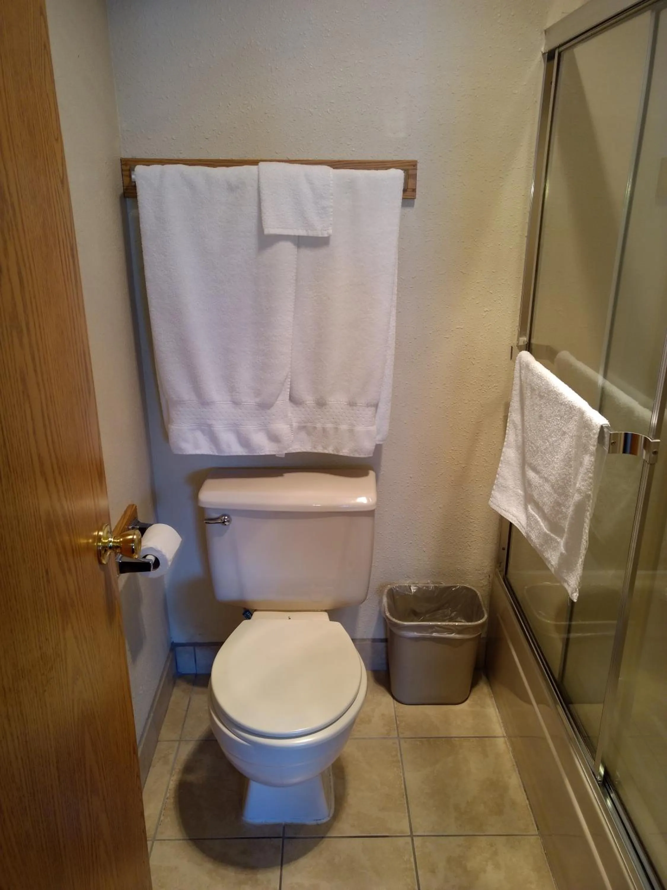 Bathroom in Milwaukie Inn Portland South