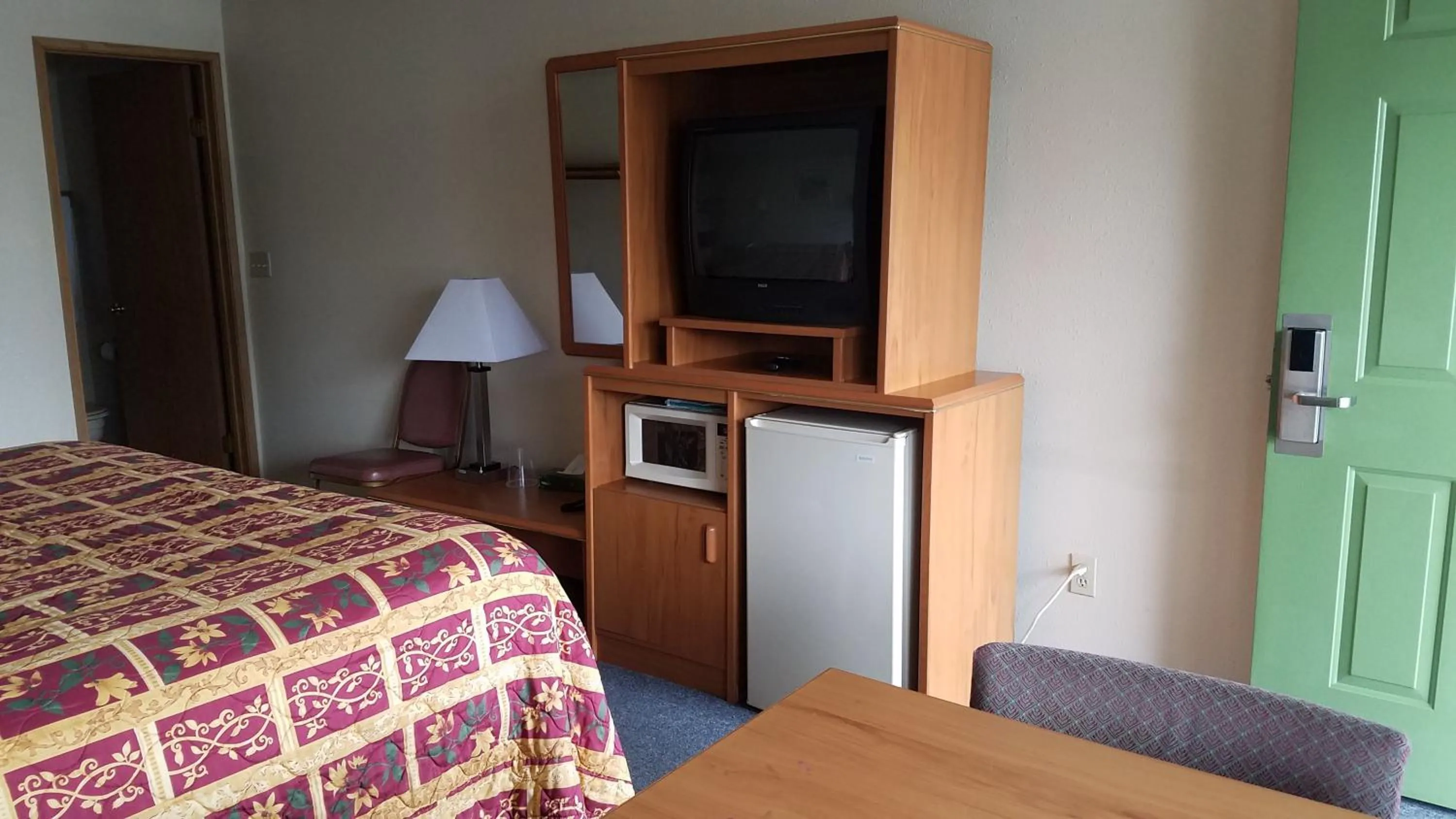 TV and multimedia, Bed in Milwaukie Inn Portland South