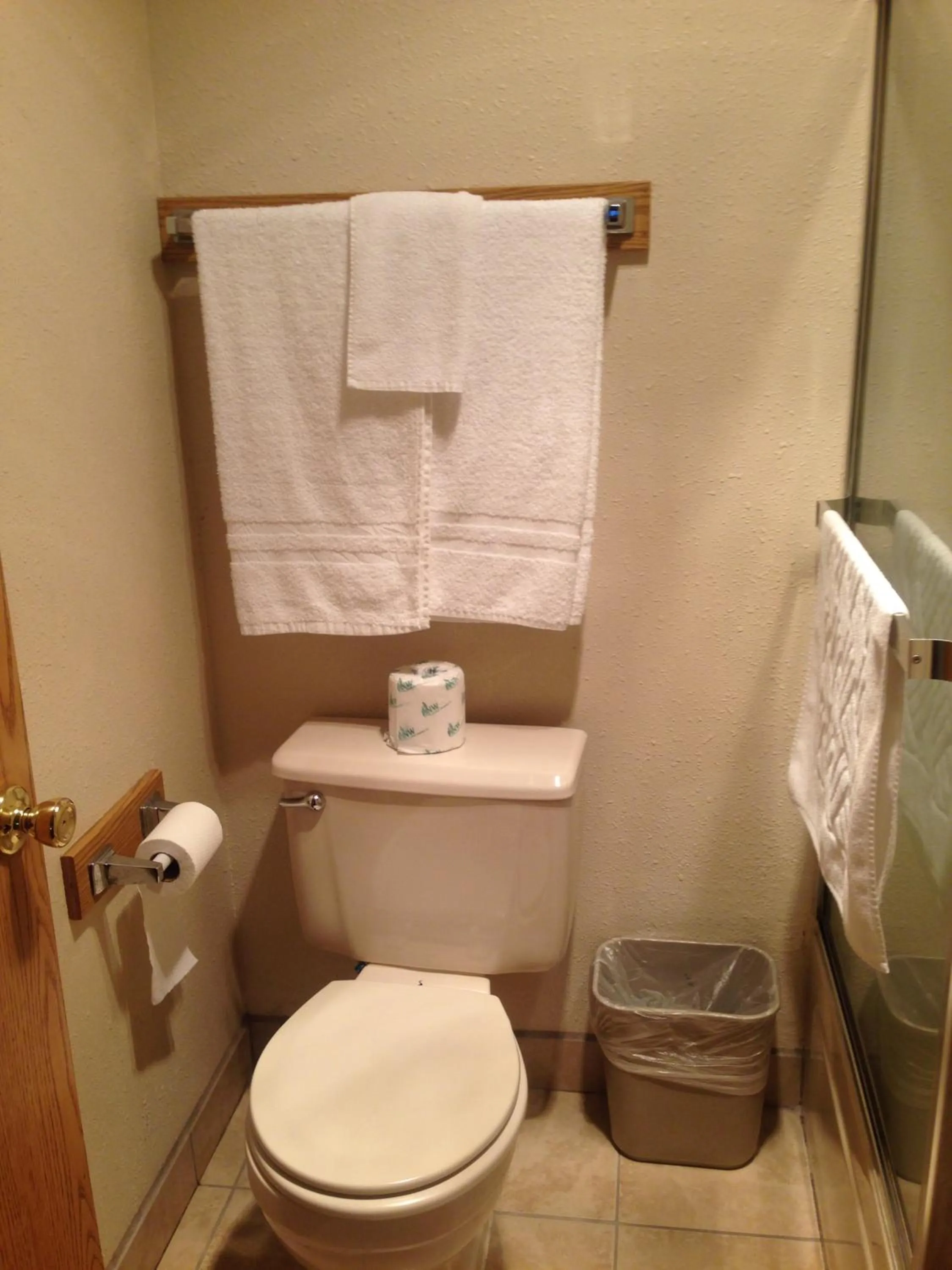 Toilet in Milwaukie Inn Portland South