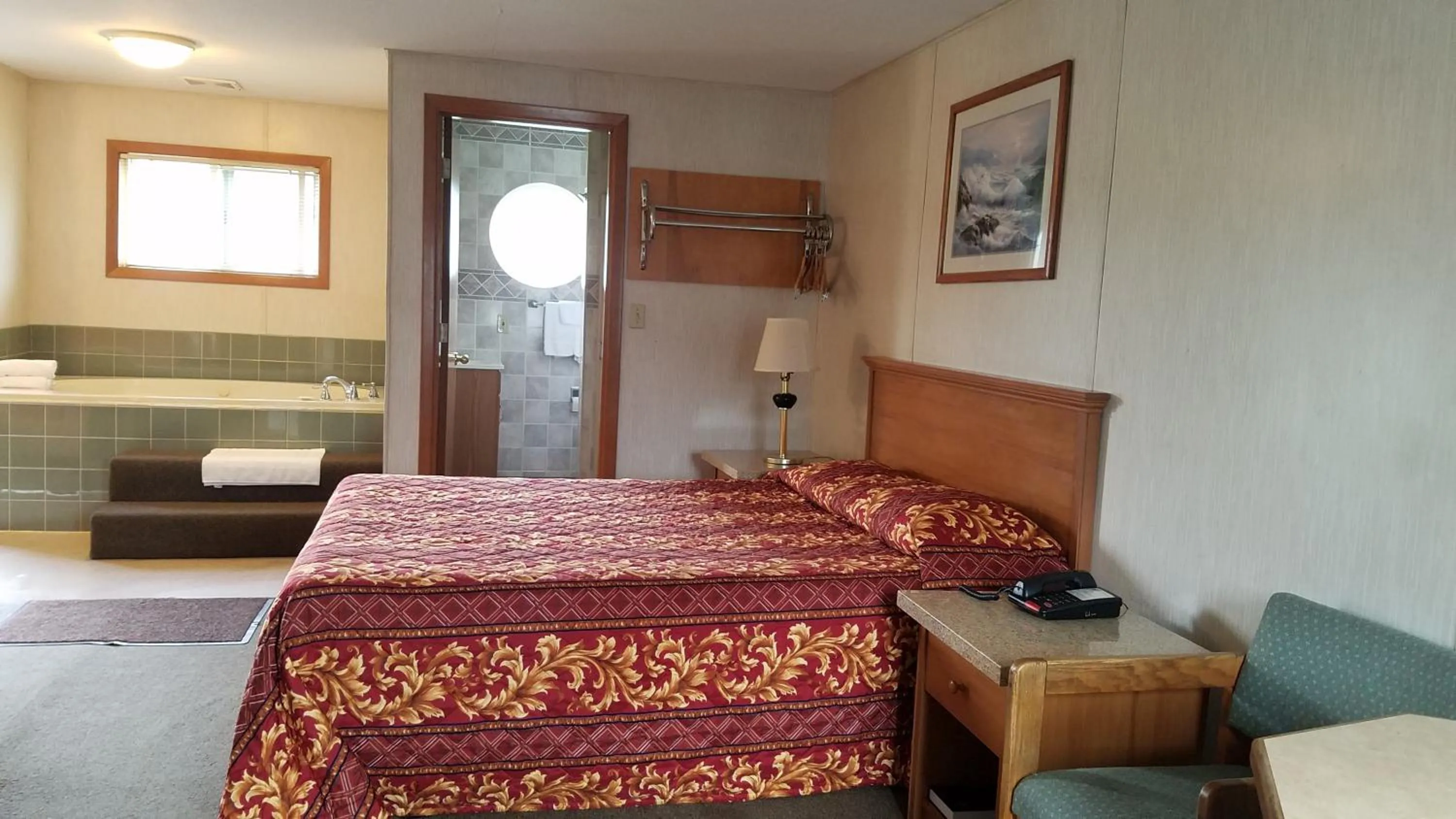 Bed in Milwaukie Inn Portland South