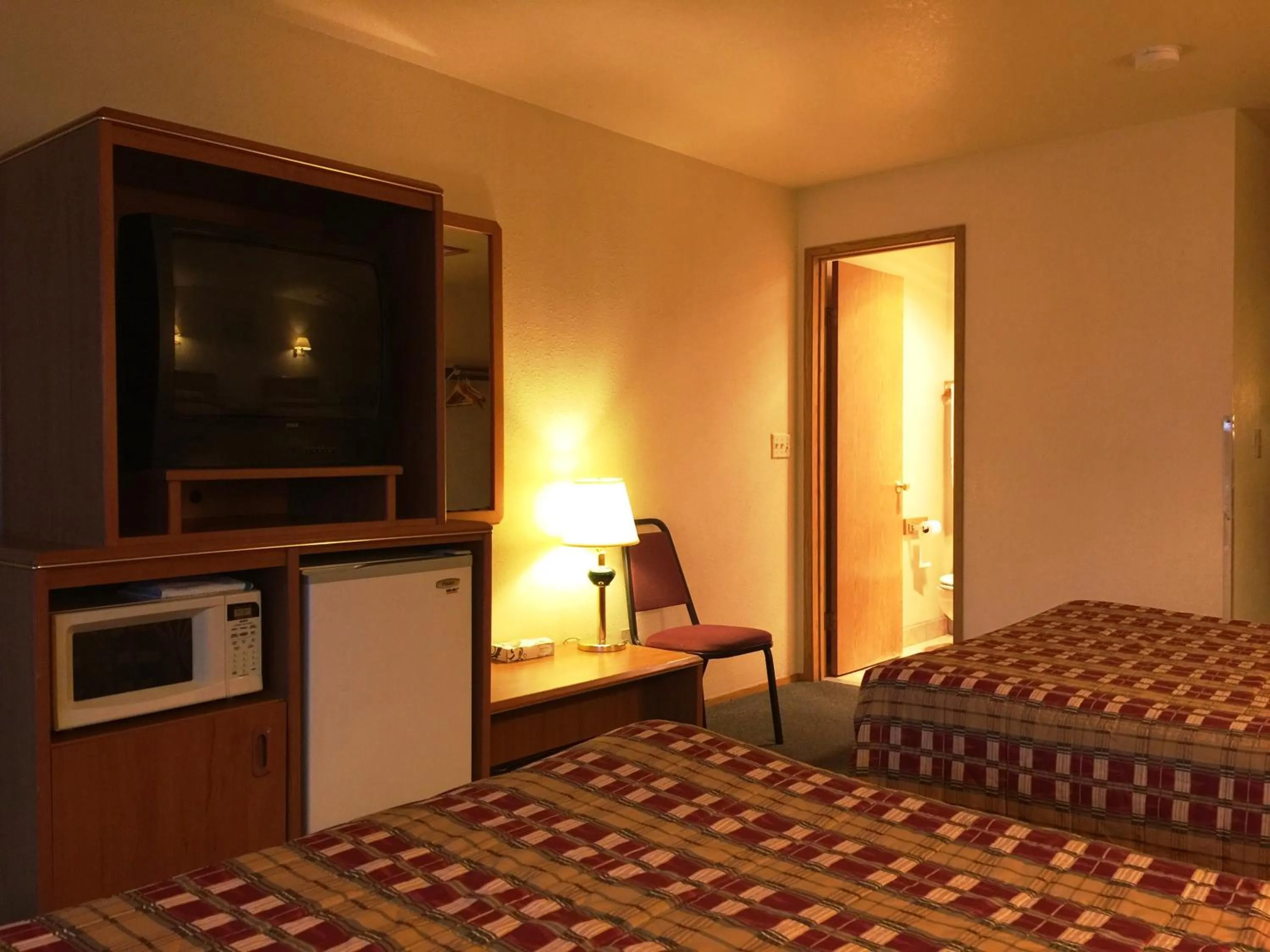 TV and multimedia, Bed in Milwaukie Inn Portland South