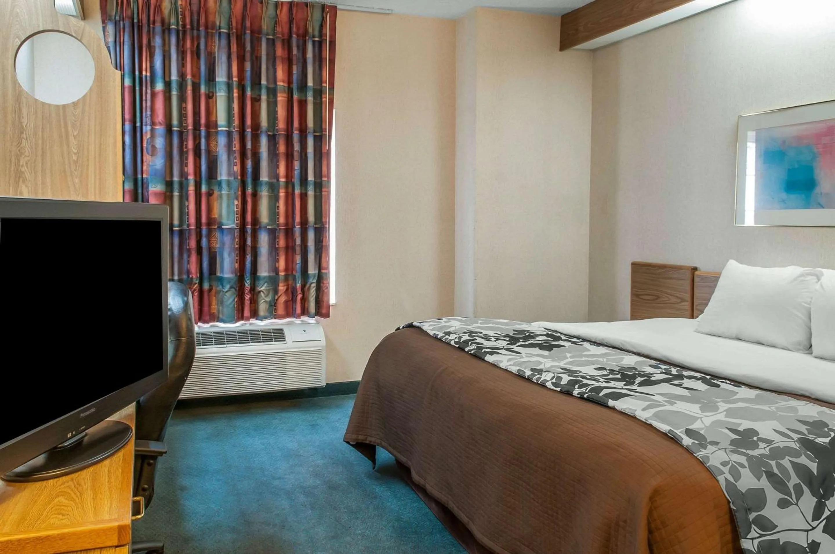 Photo of the whole room, Bed in Sleep Inn University