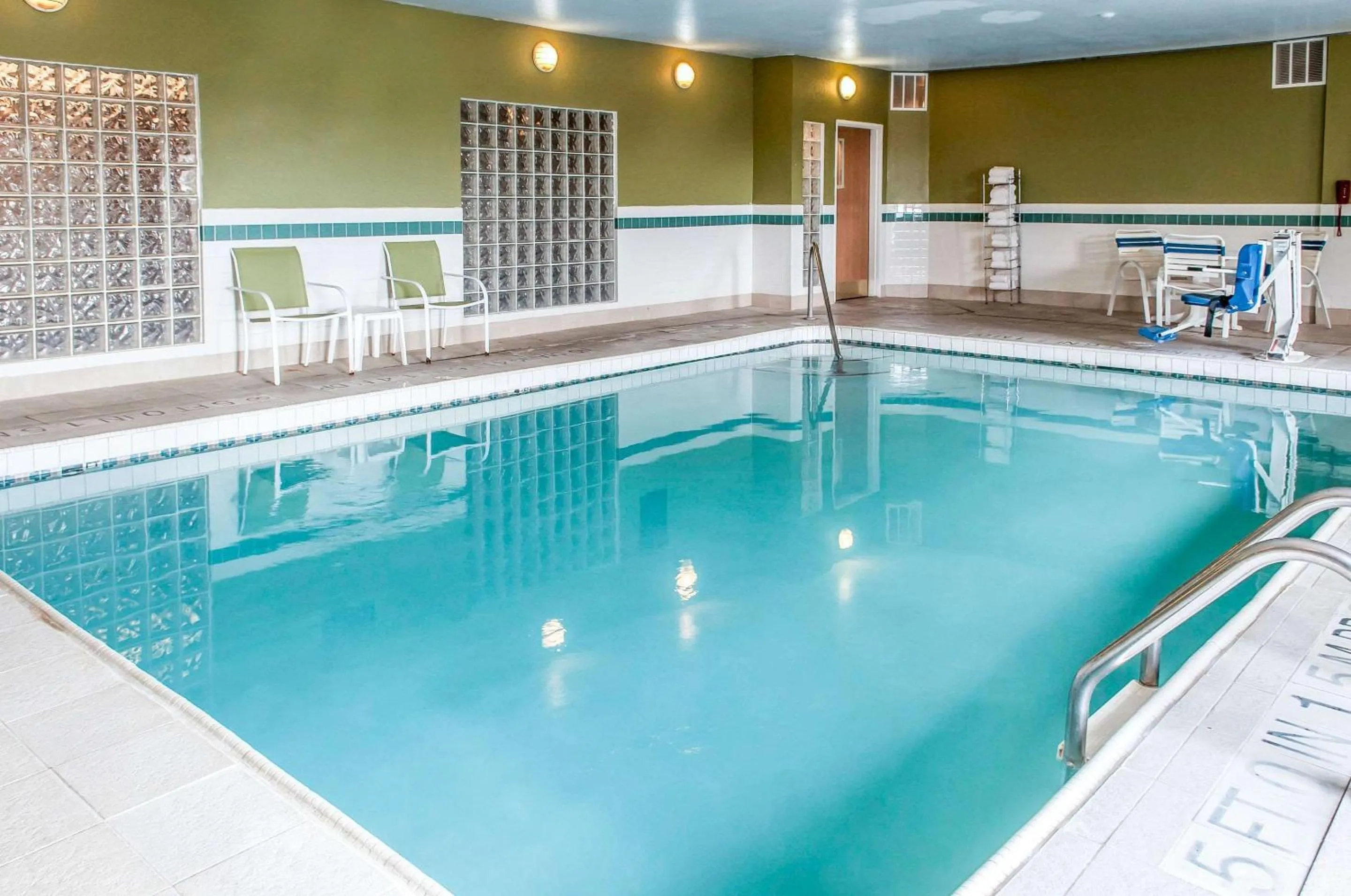 Swimming pool in Sleep Inn University