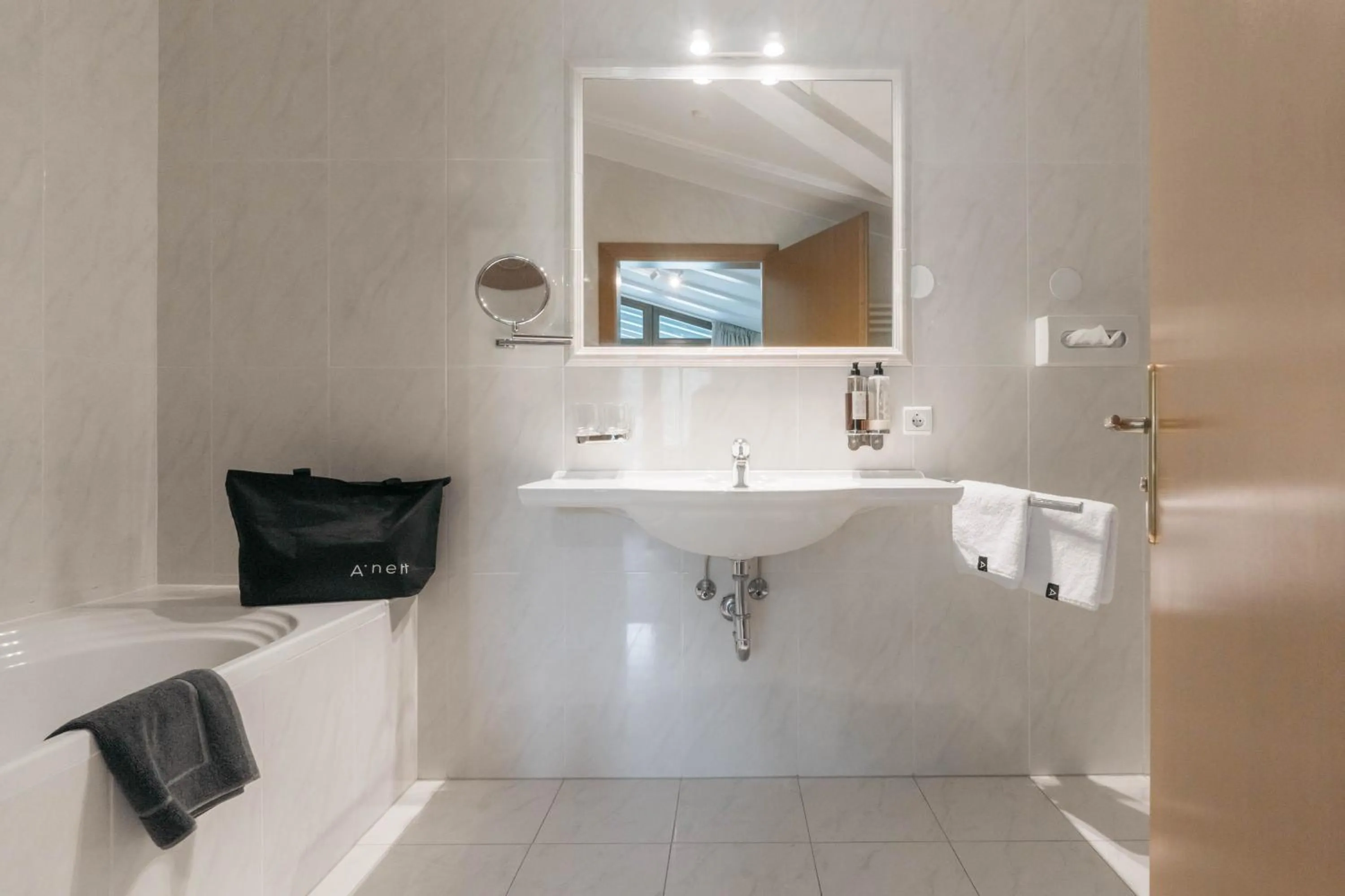 Bathroom in Anett hotel