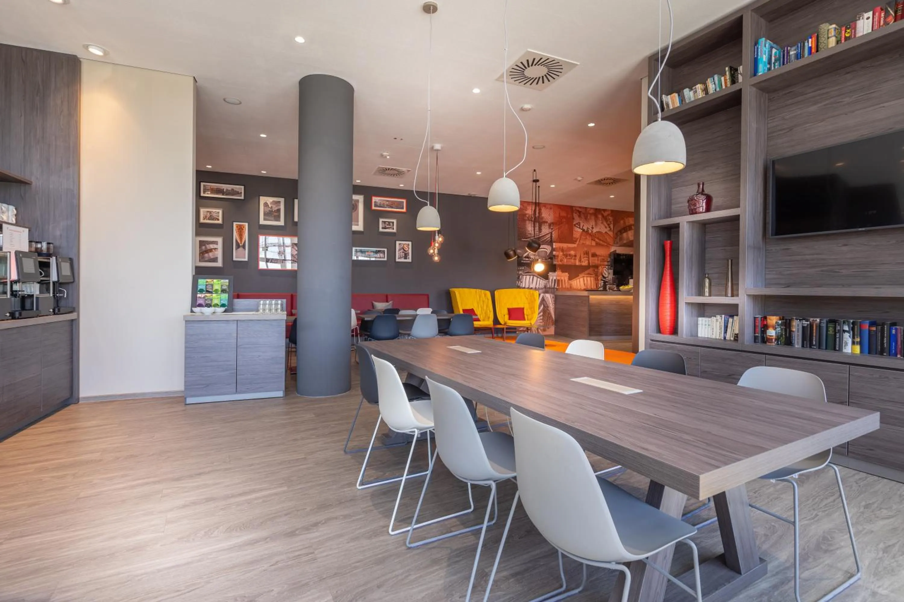 TV and multimedia in Campanile Berlin Brandenburg Airport