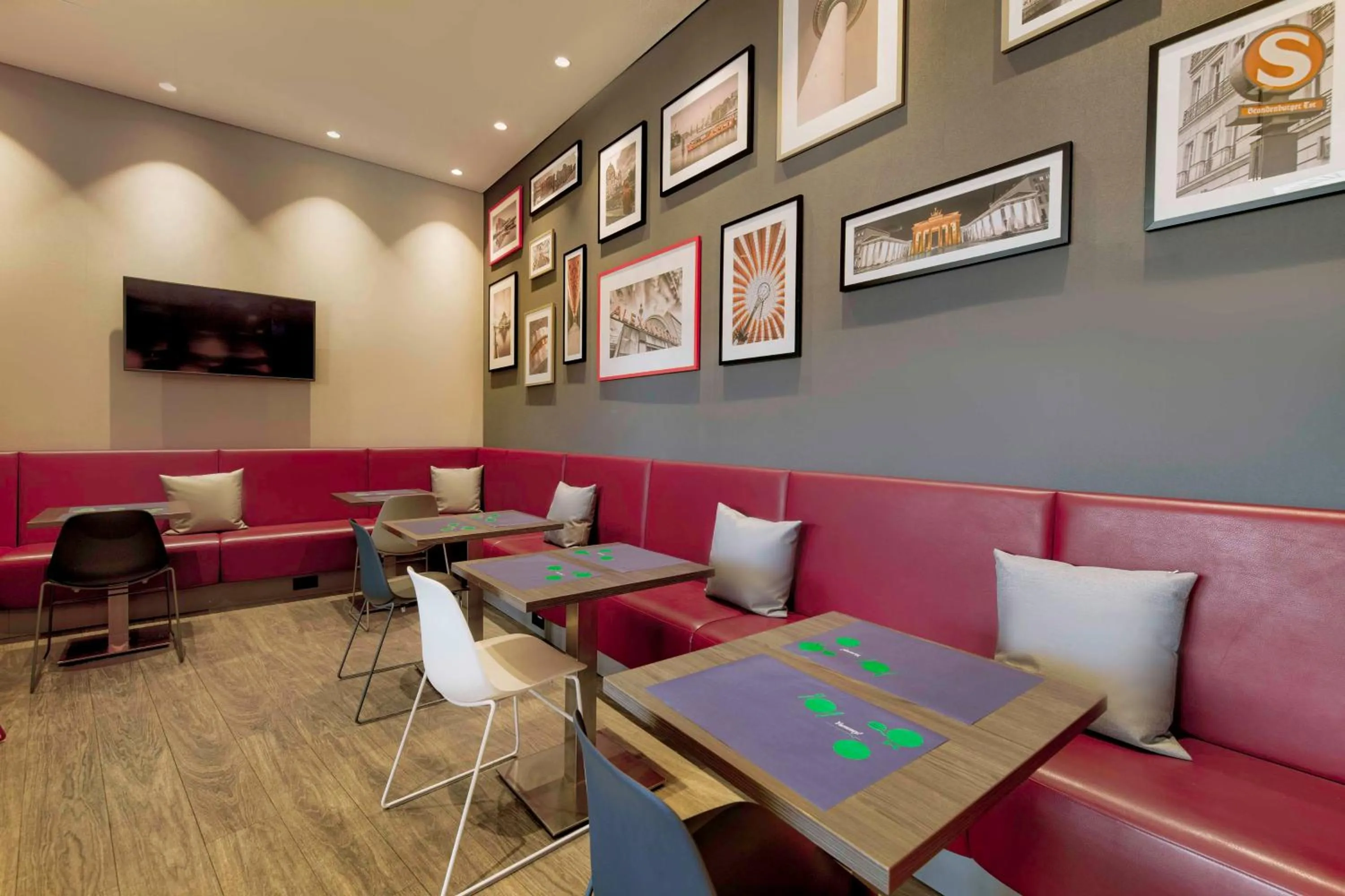 Lobby or reception in Campanile Berlin Brandenburg Airport