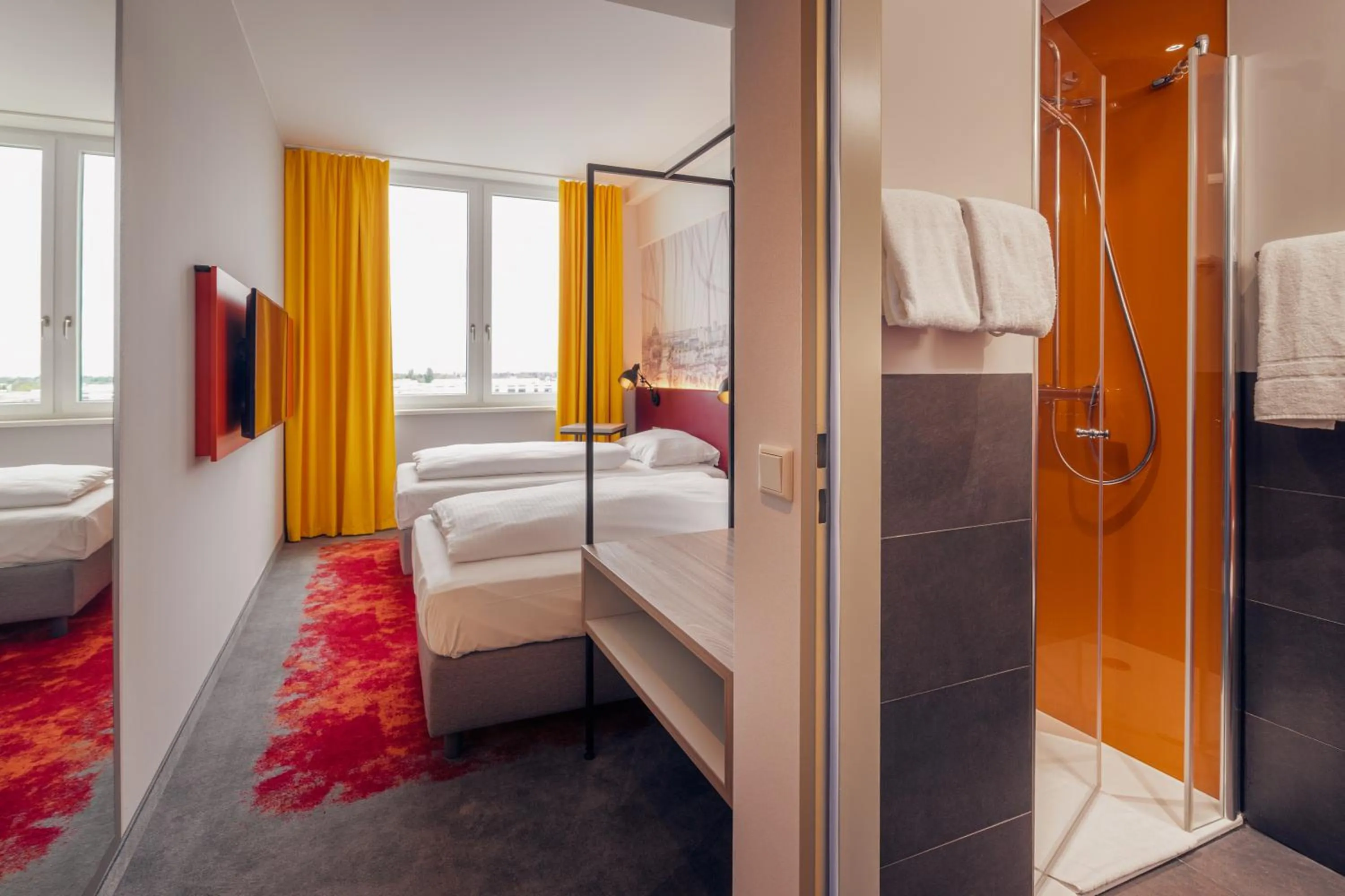Shower, Bed in Campanile Berlin Brandenburg Airport