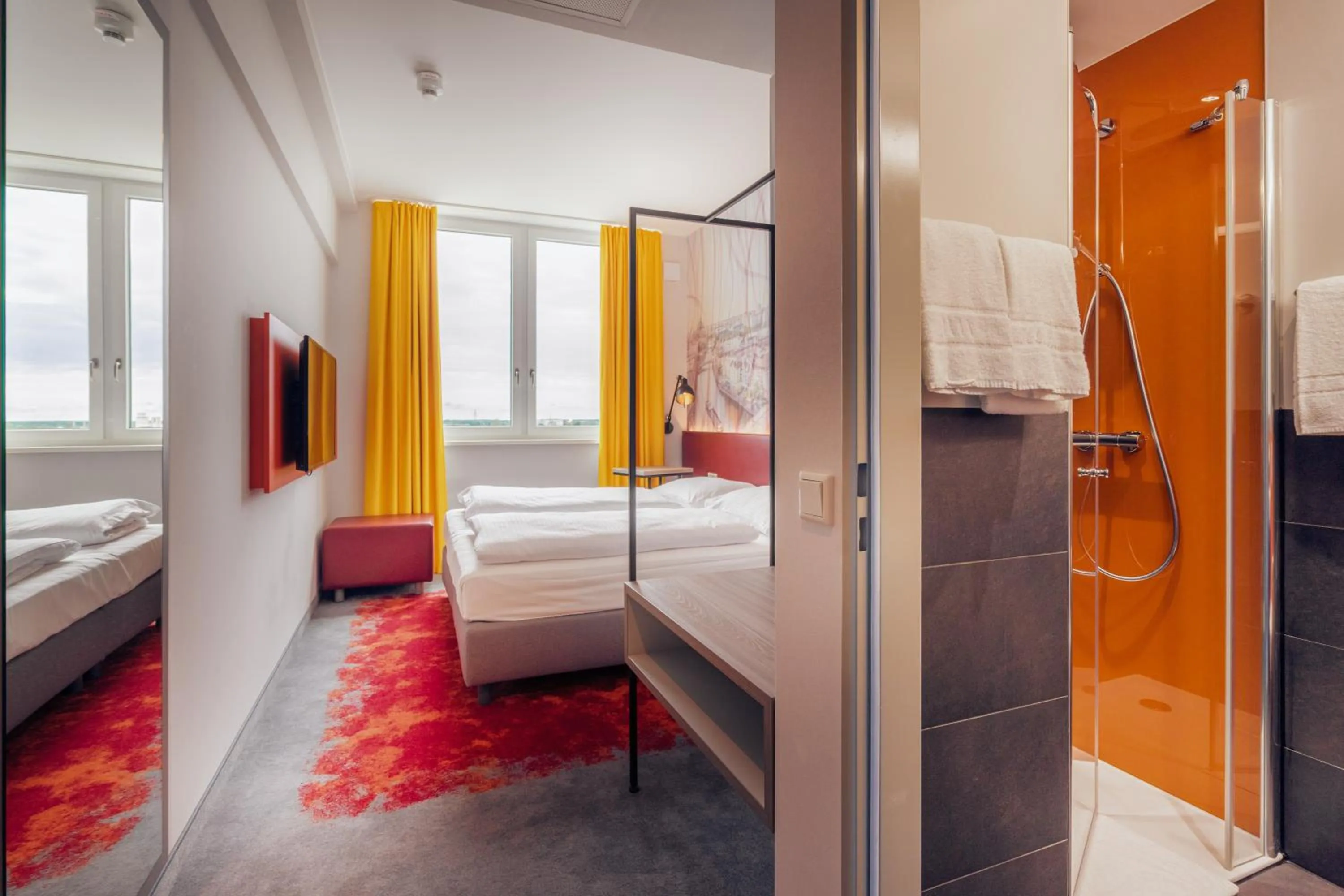 Shower, Bed in Campanile Berlin Brandenburg Airport