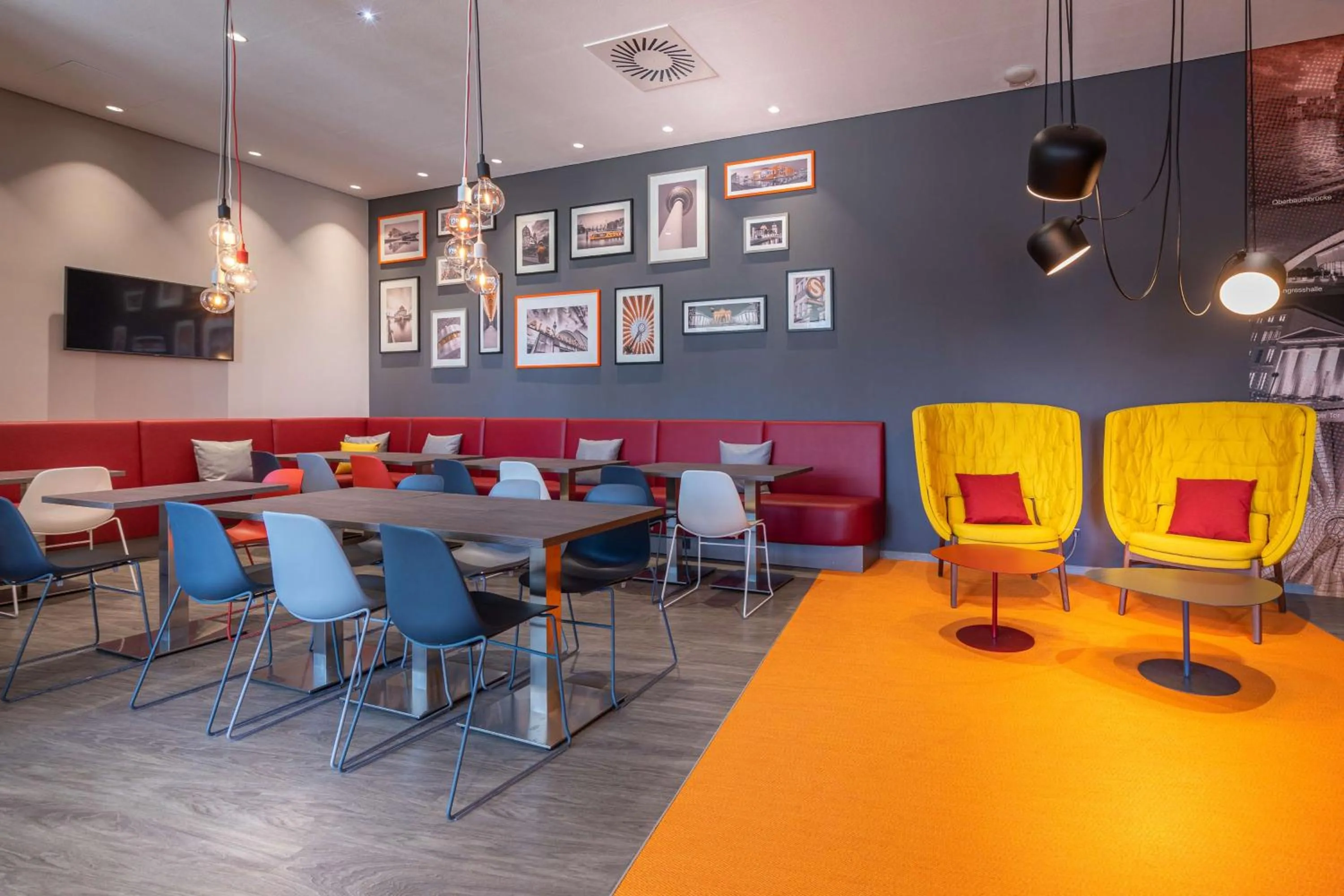 Lobby or reception in Campanile Berlin Brandenburg Airport