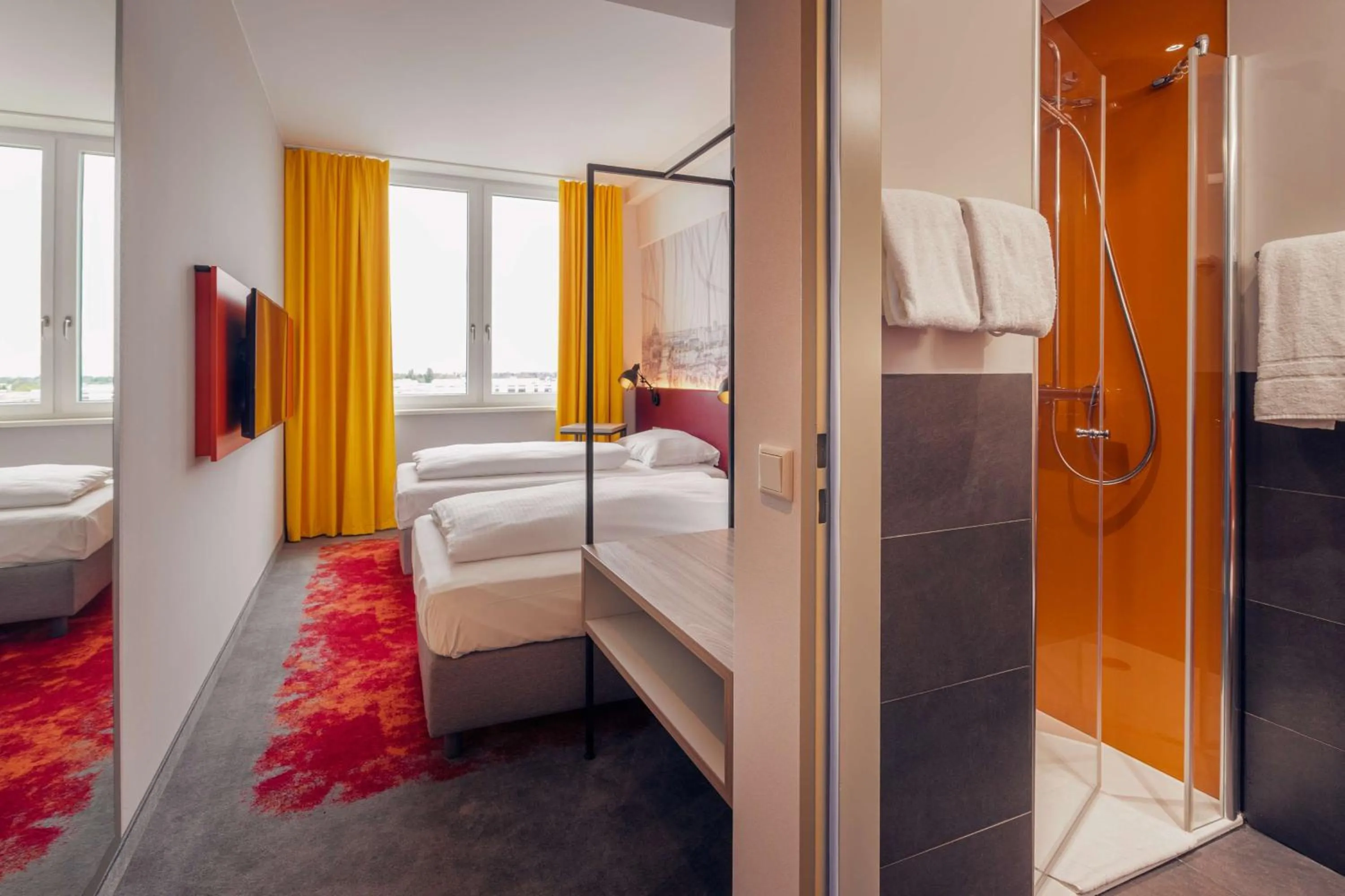 Shower, Bed in Campanile Berlin Brandenburg Airport