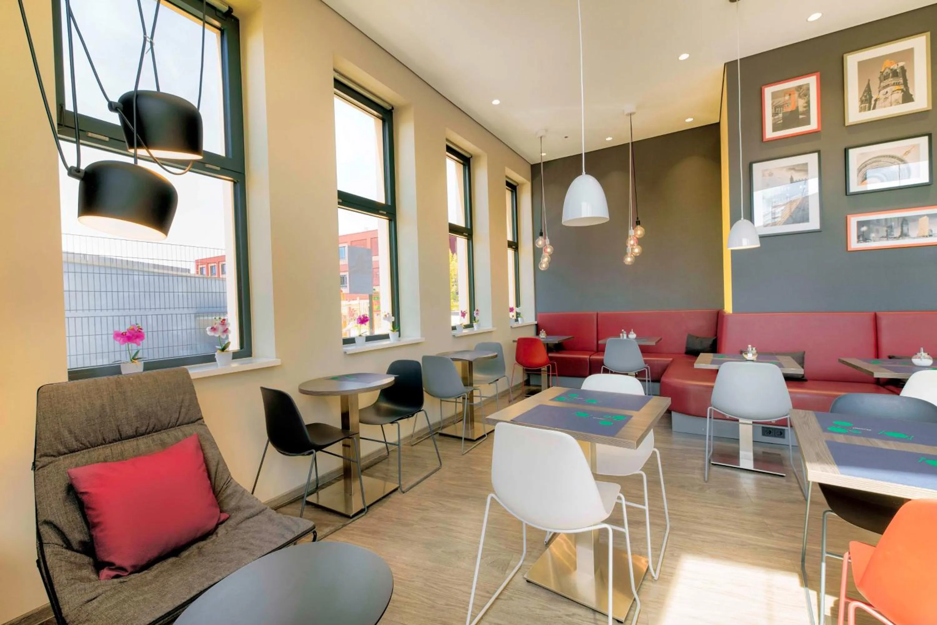 Lounge or bar in Campanile Berlin Brandenburg Airport