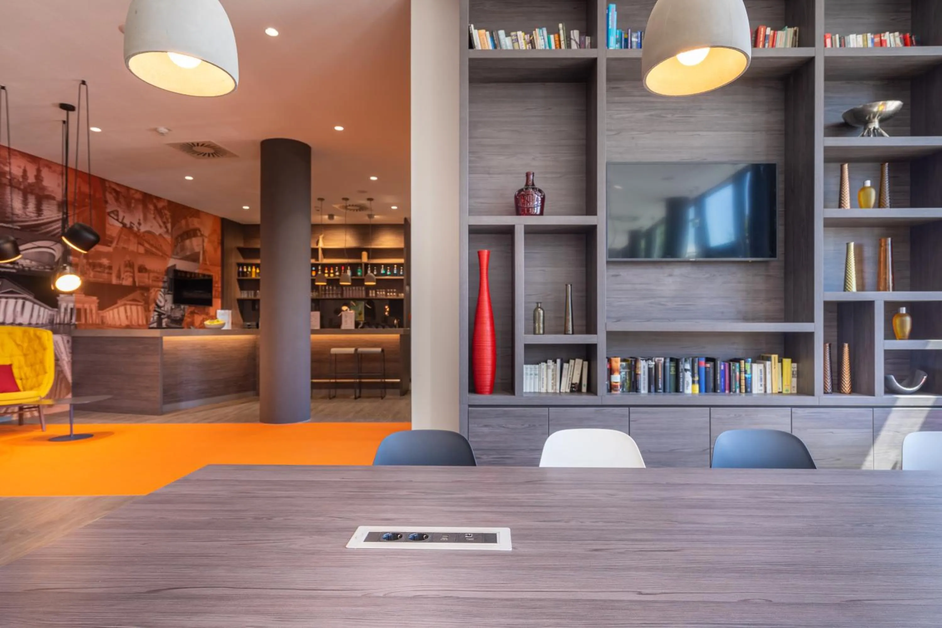 Communal lounge/ TV room in Campanile Berlin Brandenburg Airport