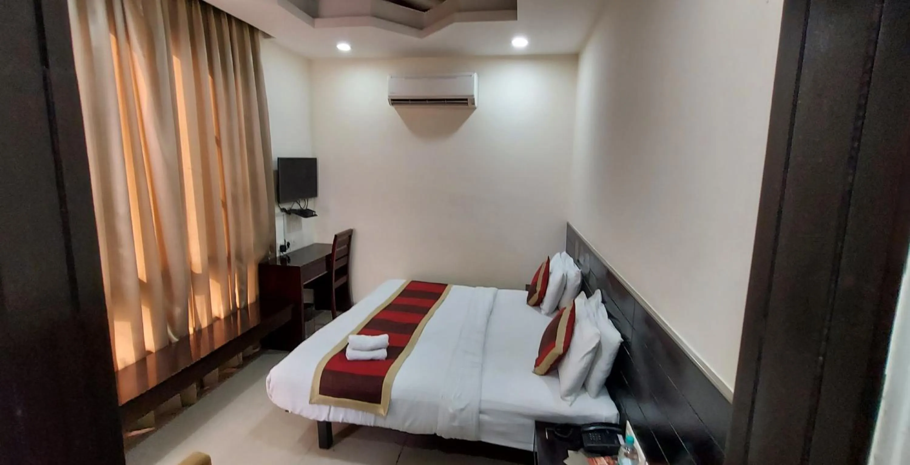 Photo of the whole room, Bed in Hotel The Orion