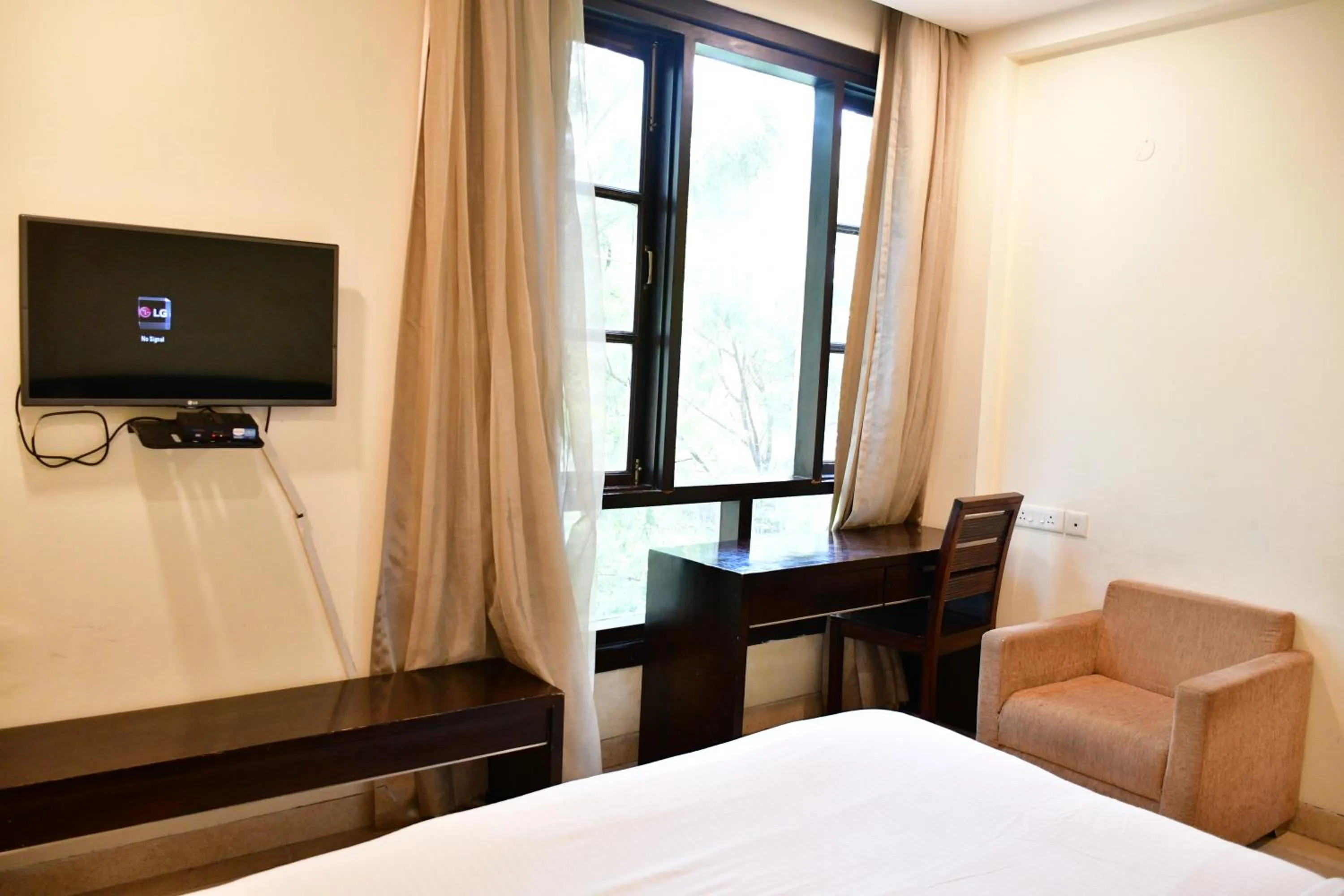 Communal lounge/ TV room, Bed in Hotel The Orion