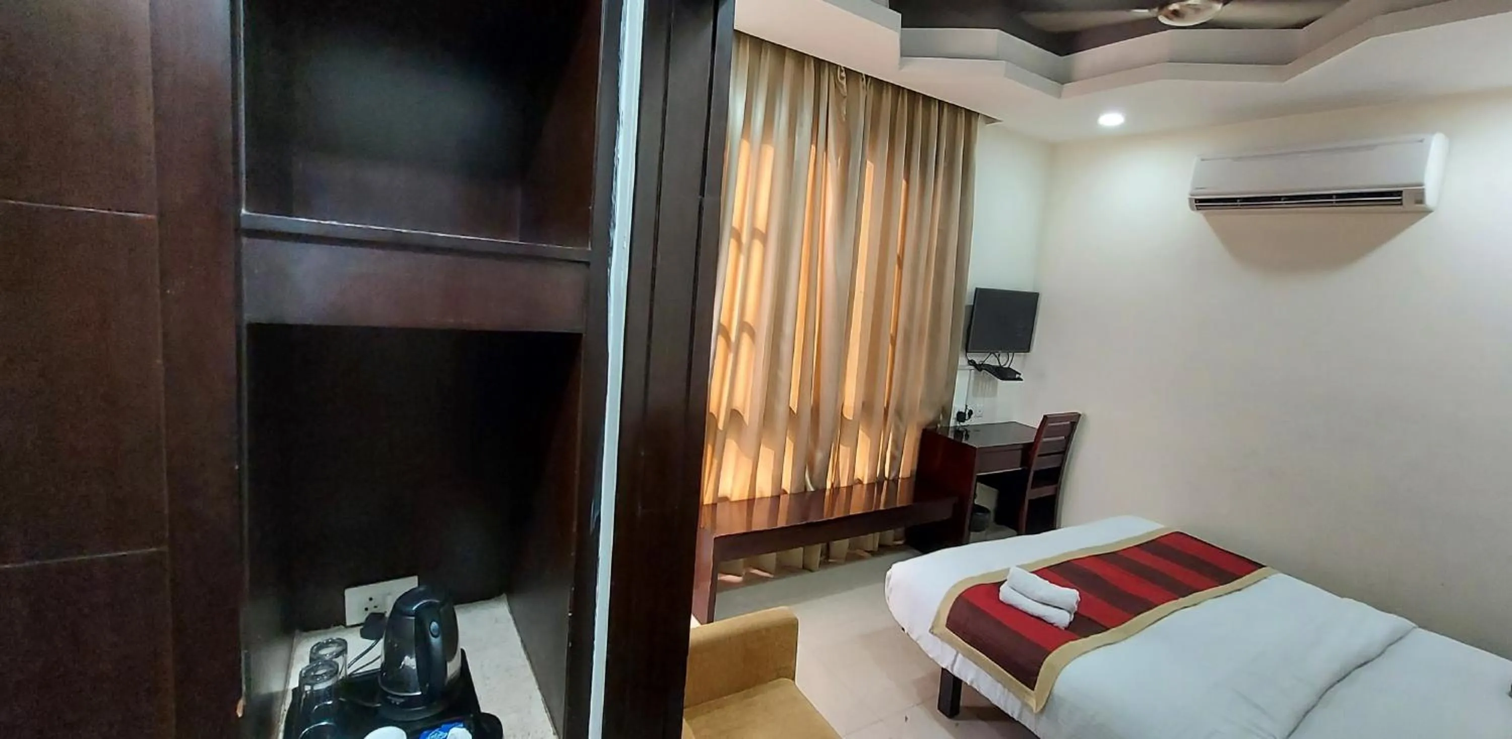 Photo of the whole room, Bed in Hotel The Orion